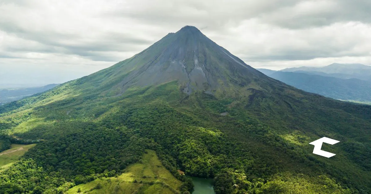 Vista panorámica del Volcán Arenal en La Fortuna, Costa Rica, desde un hotel de lujo, ideal para atraer turismo internacional.
