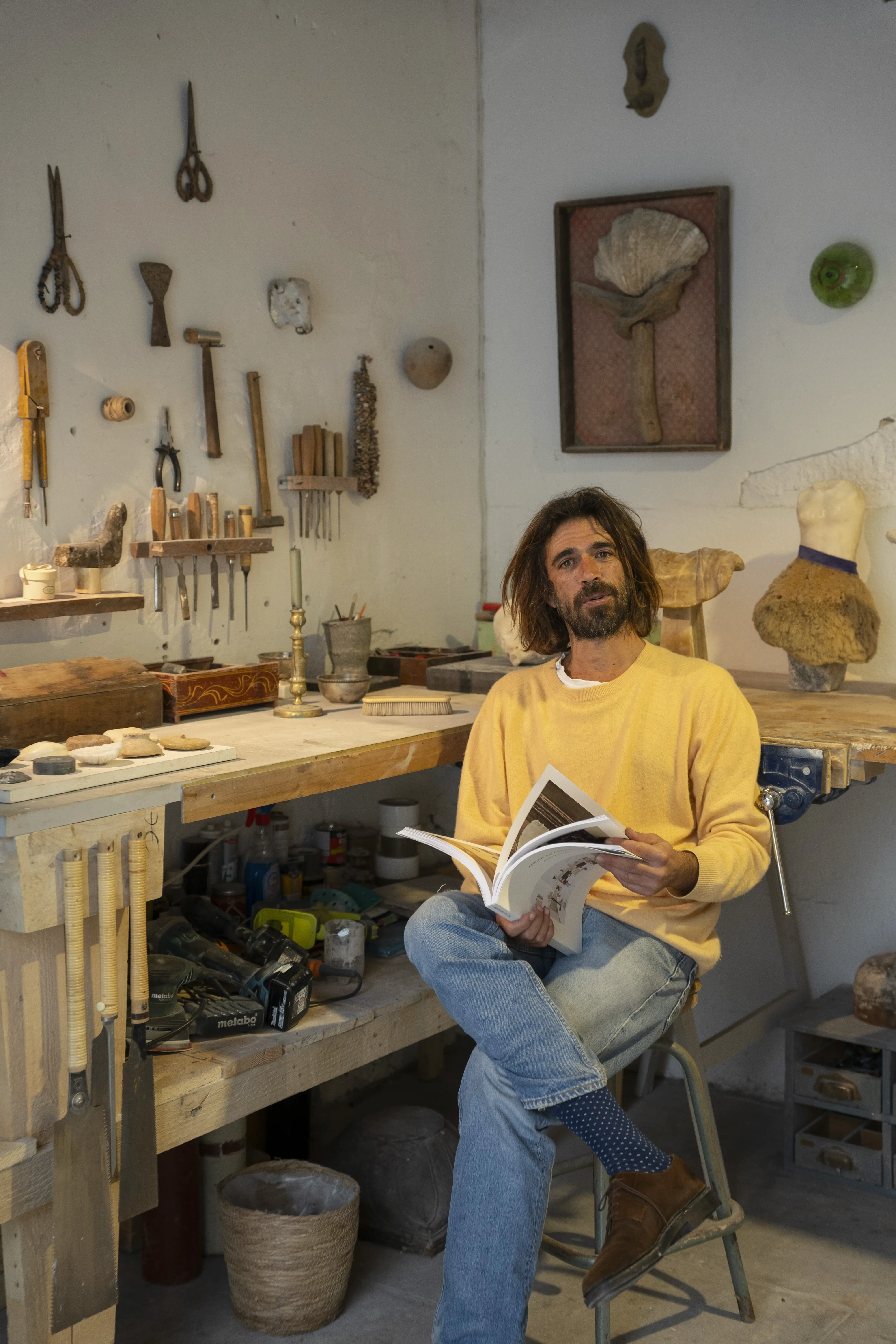 Nicolas Lefrebvre en su atelier con su libro en la mano