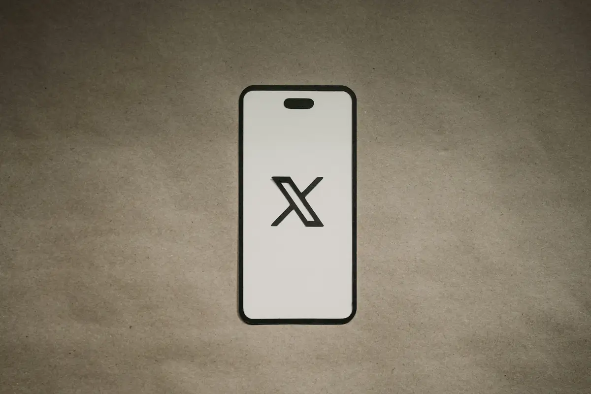 X-App-Symbol auf dem Smartphone-Bildschirm