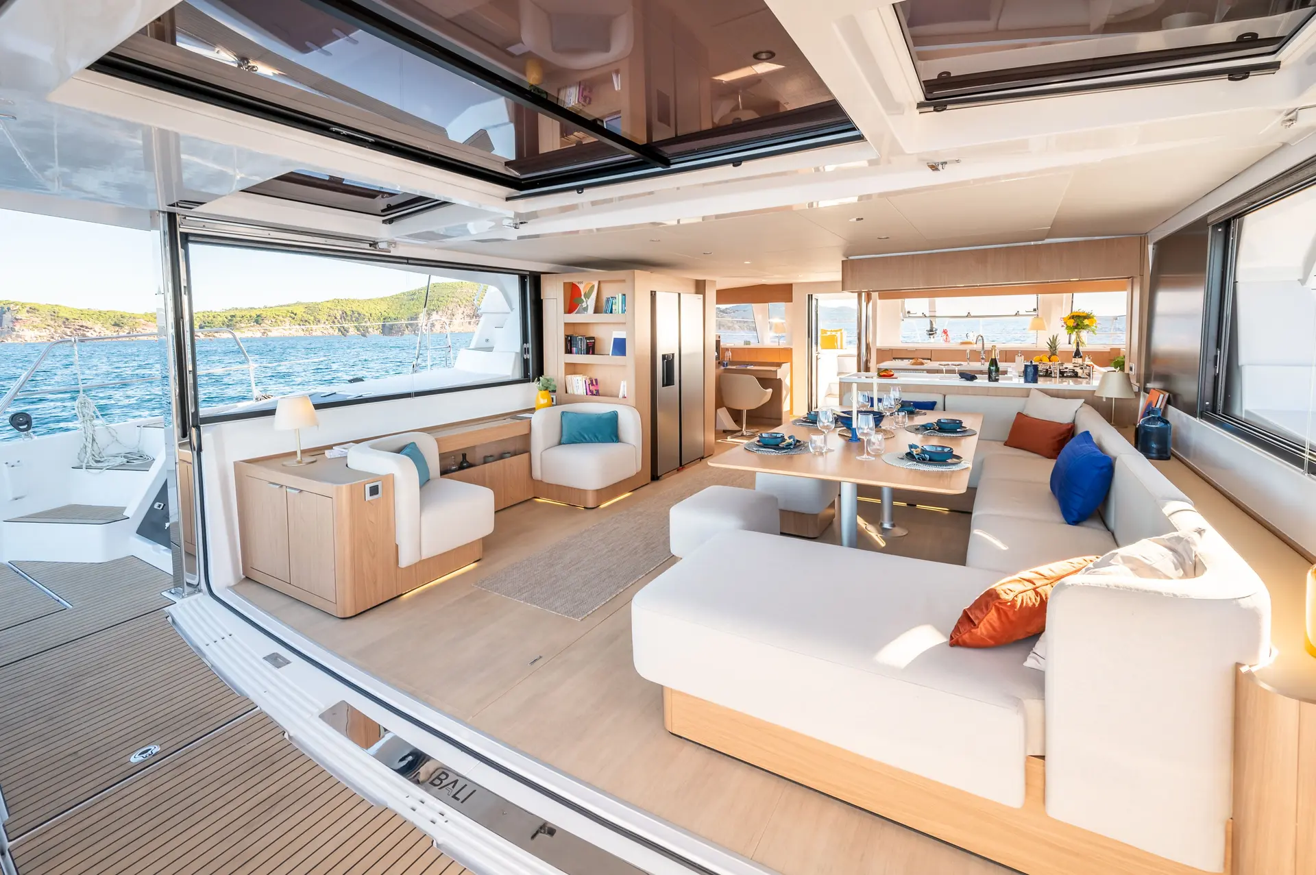 Interior de un catamarán de alquiler