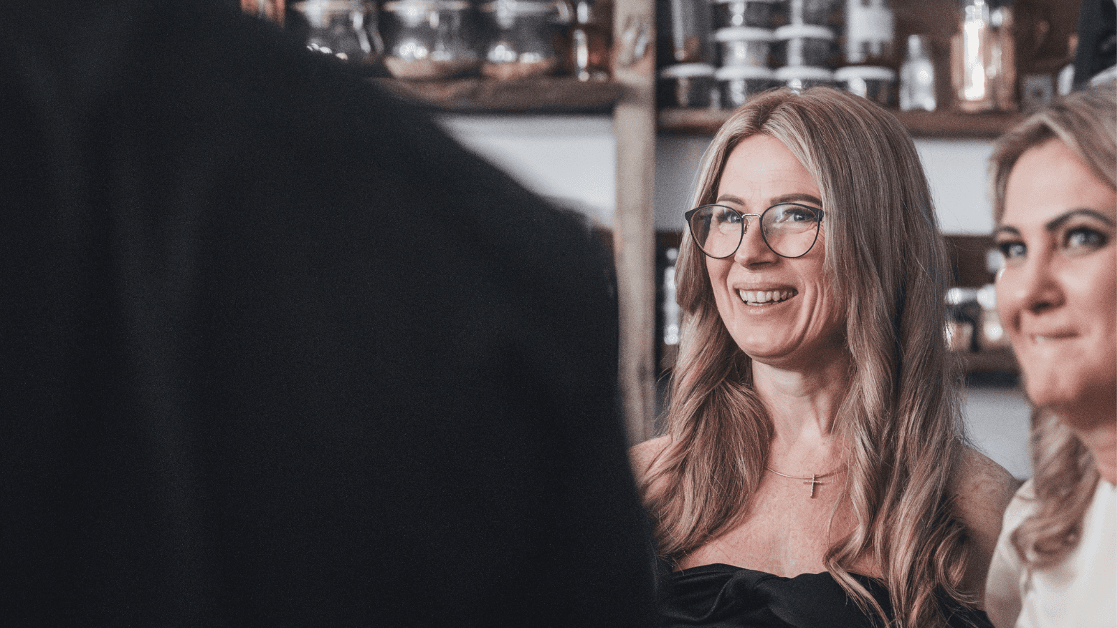 Teilnehmerinnen genießen die entspannte Atmosphäre im SAPOORI Einzelbucher-Cocktailkurs in Frankfurt.