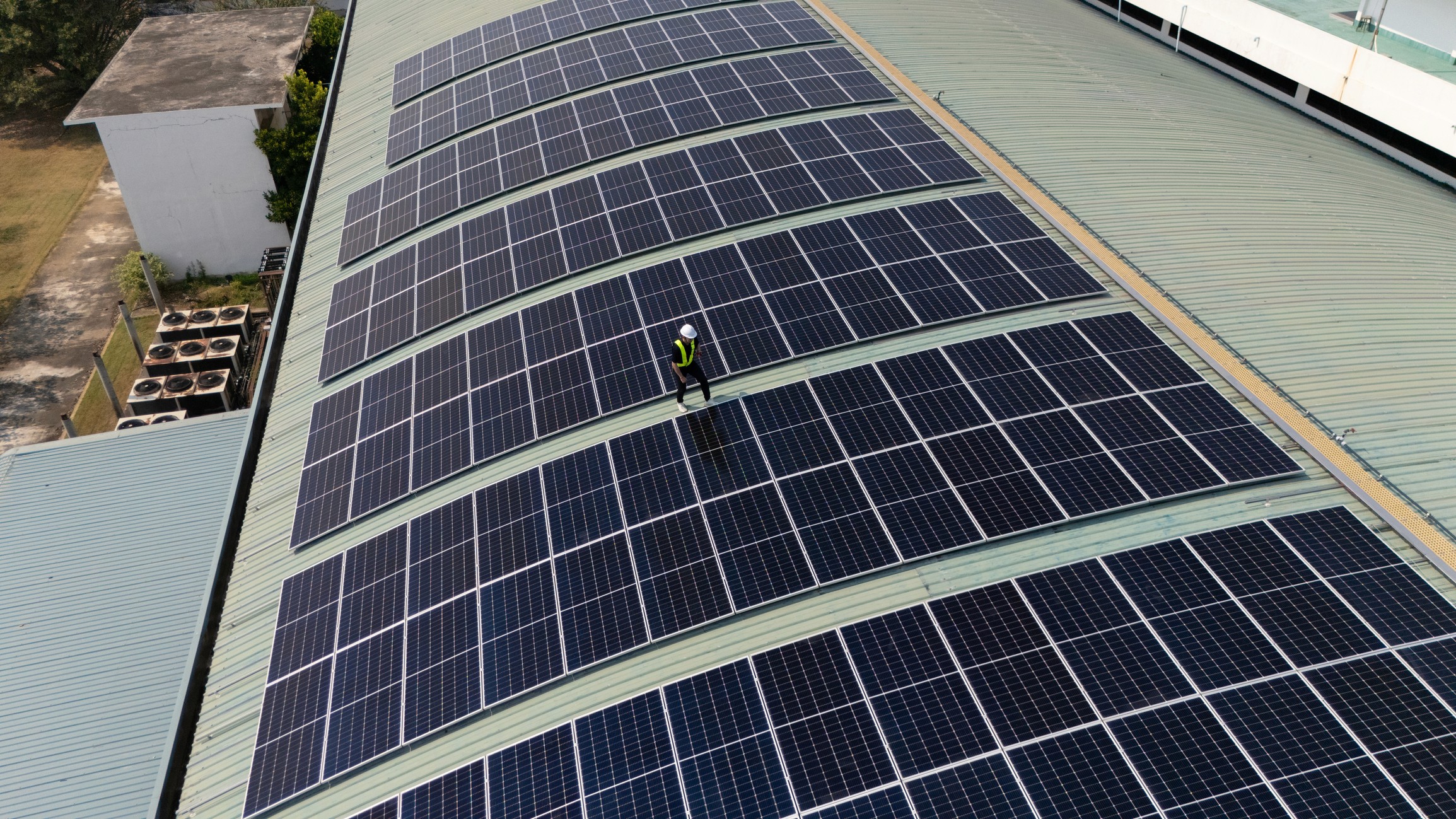 photo d'une entreprise avec des panneaux solaires sur son toit
