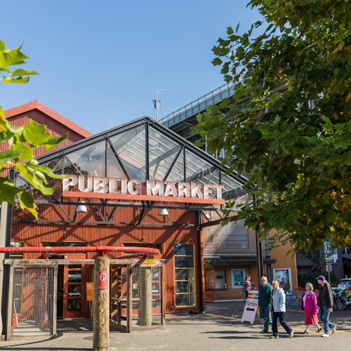 在充满活力的格兰维尔岛和令人惊叹的公众市场度过美好时光。