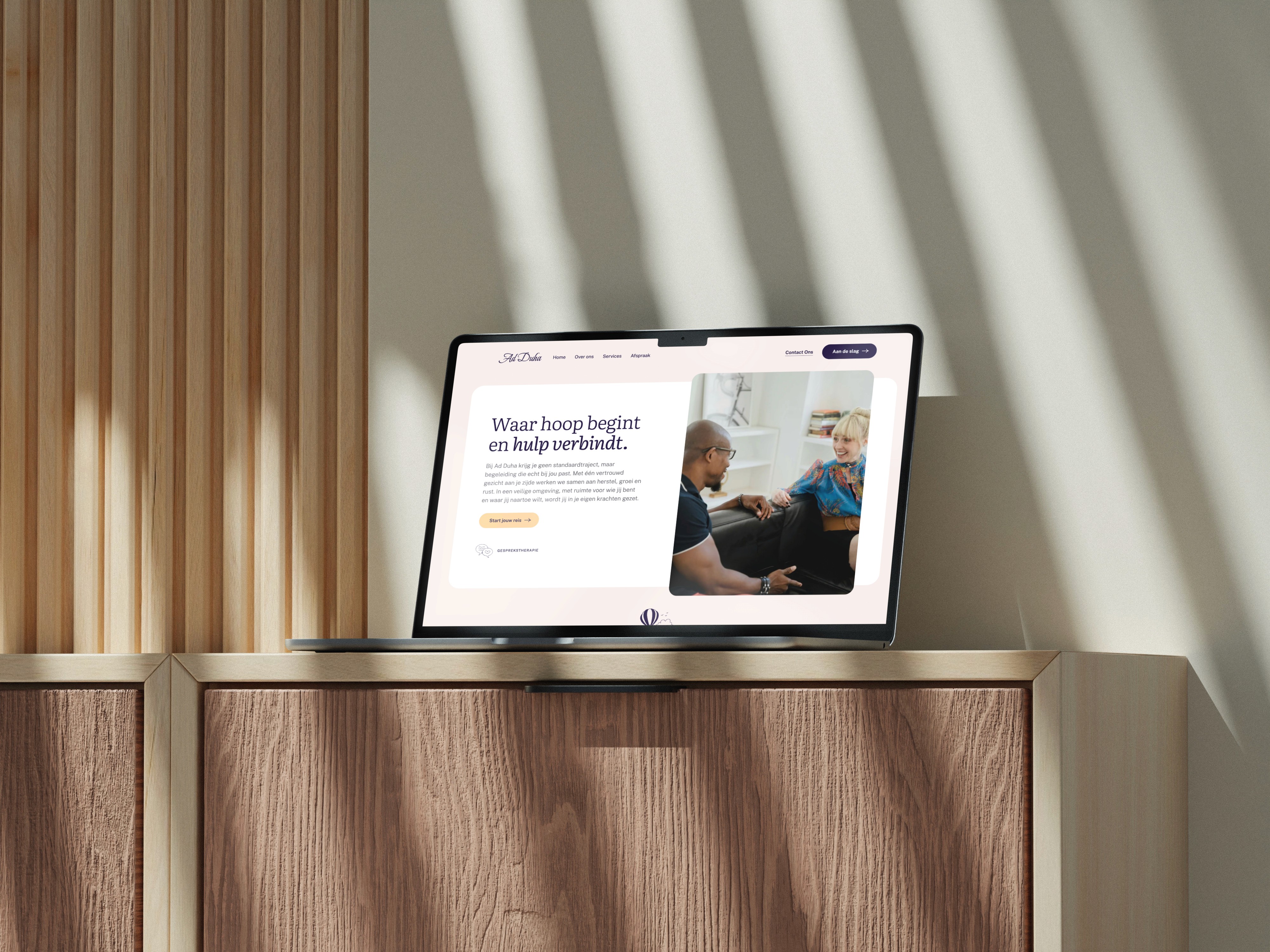 Laptop op kast met Ad Duha website open