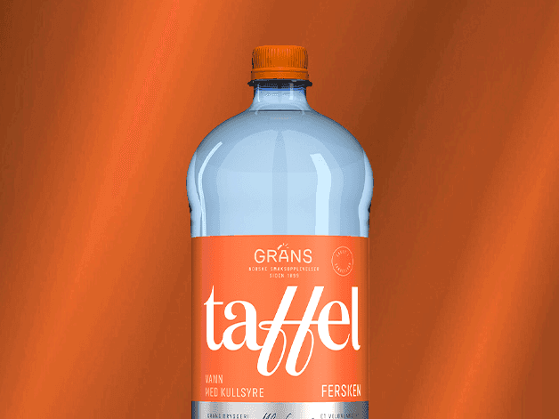 Taffelflaske med blått etikettdesign og bakgrunn