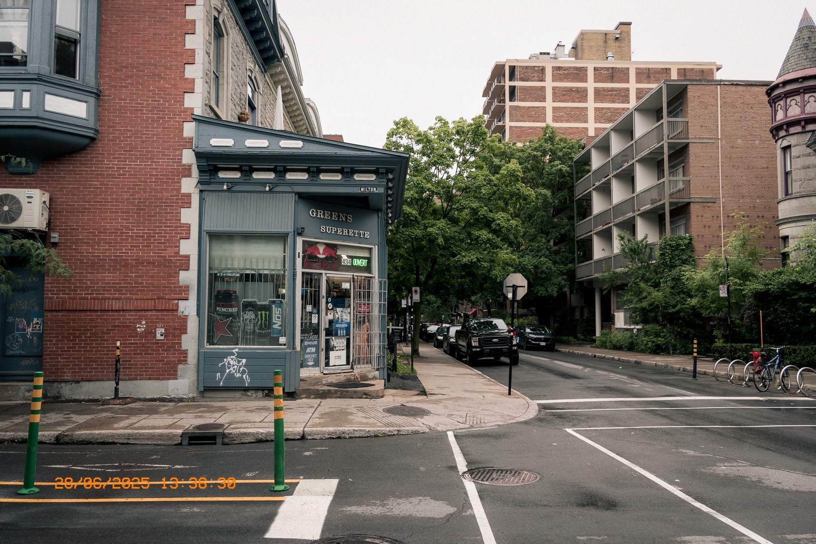 Façade de Green's Superette, petite épicerie de quartier à Montréal.