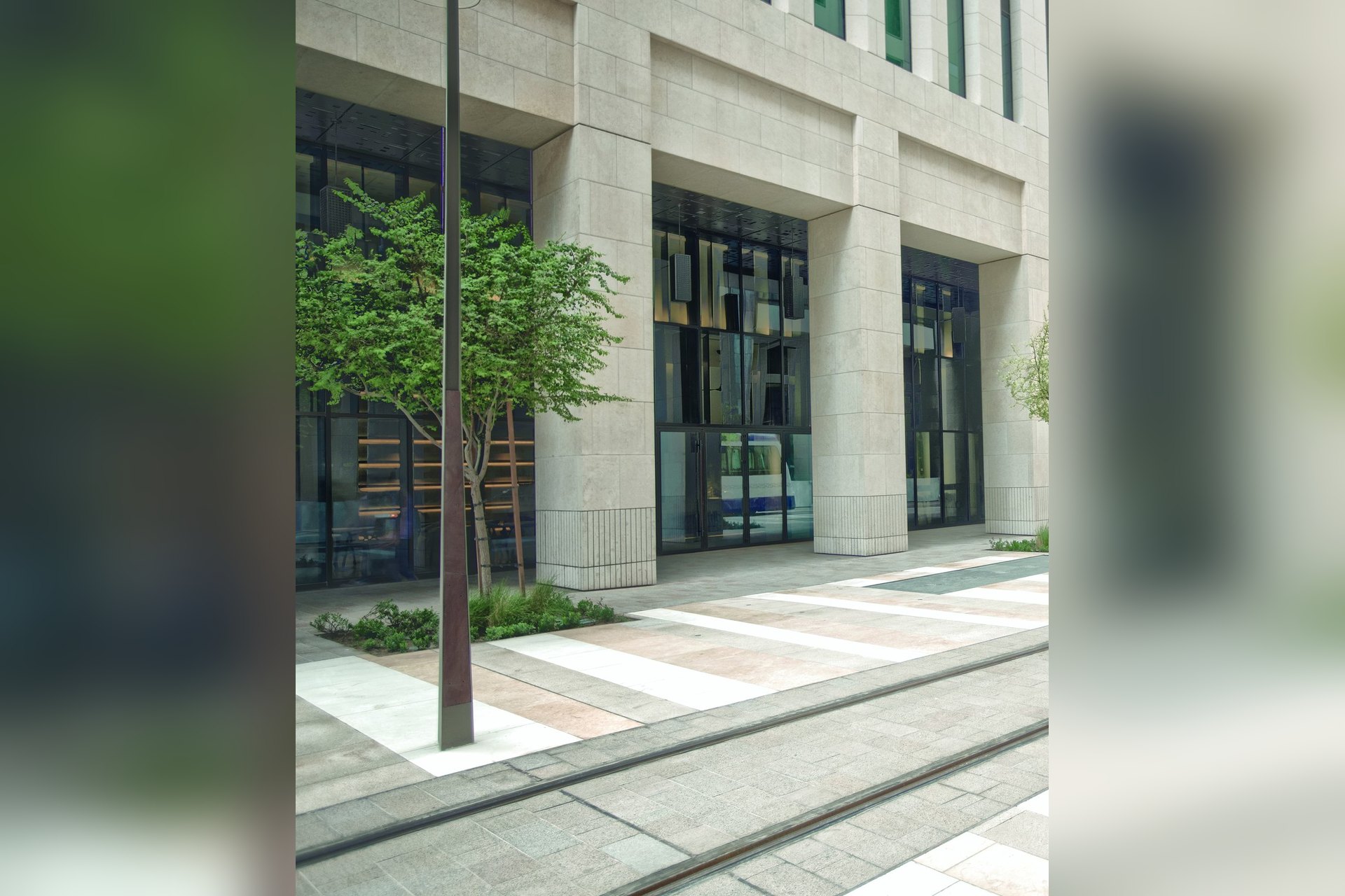 Une rue de Msheireb Downtown, le centre-ville neuf de Doha, avec ses immeubles clairs et ses arbres, à deux pas des administrations