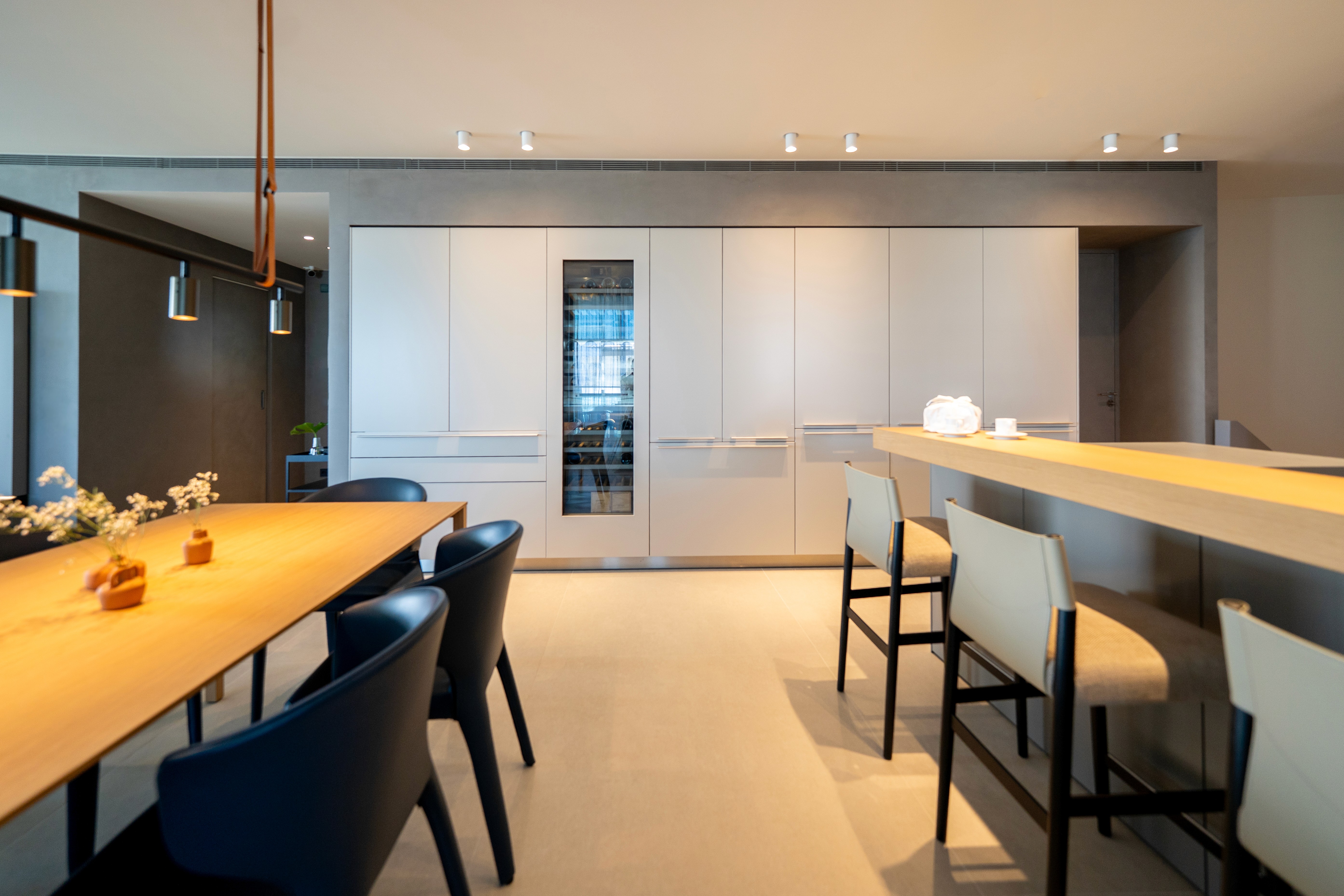 Cocina amplia con acabados de alta gama en color blanco