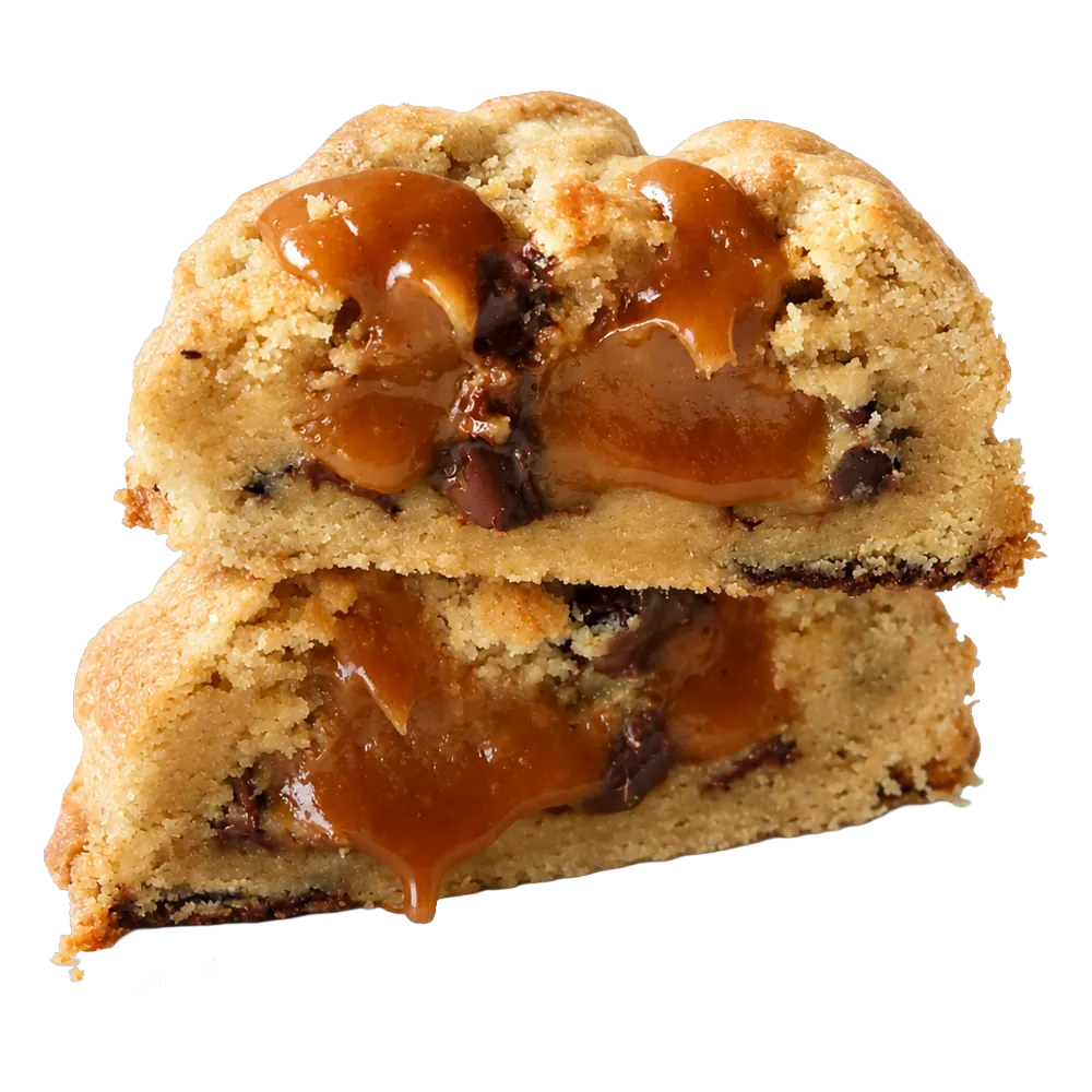 Cookie bio chocolat noir caramel au beurre salé coupé en deux, caramel coulant | Cookie bio chocolat noir caramel beurre salé