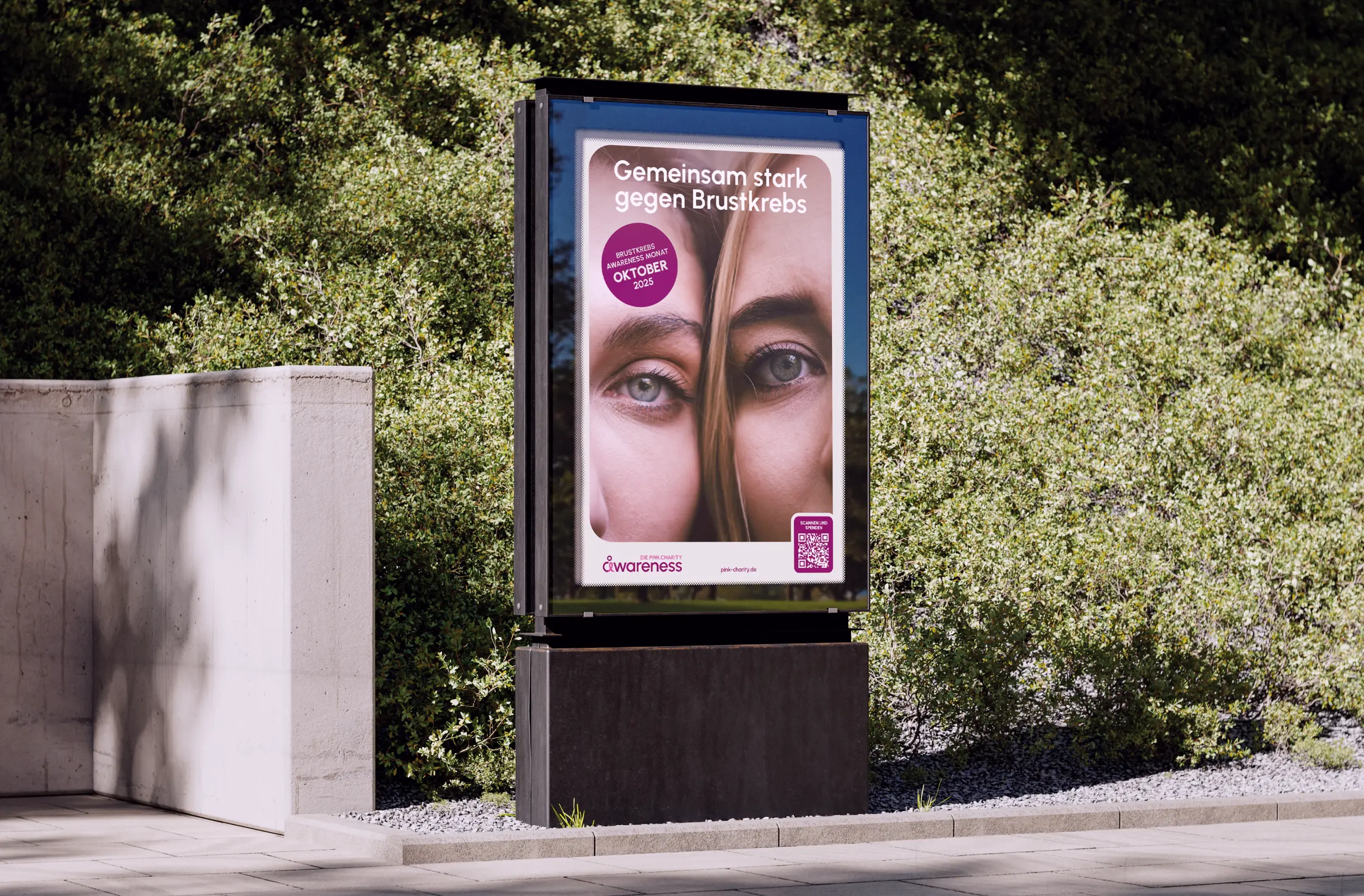 Citylight-Plakat „Gemeinsam stark gegen Brustkrebs“ mit zwei Frauenporträts, Badge „Brustkrebs Awareness Monat Oktober 2023“ und QR-Code „Scannen und spenden“.