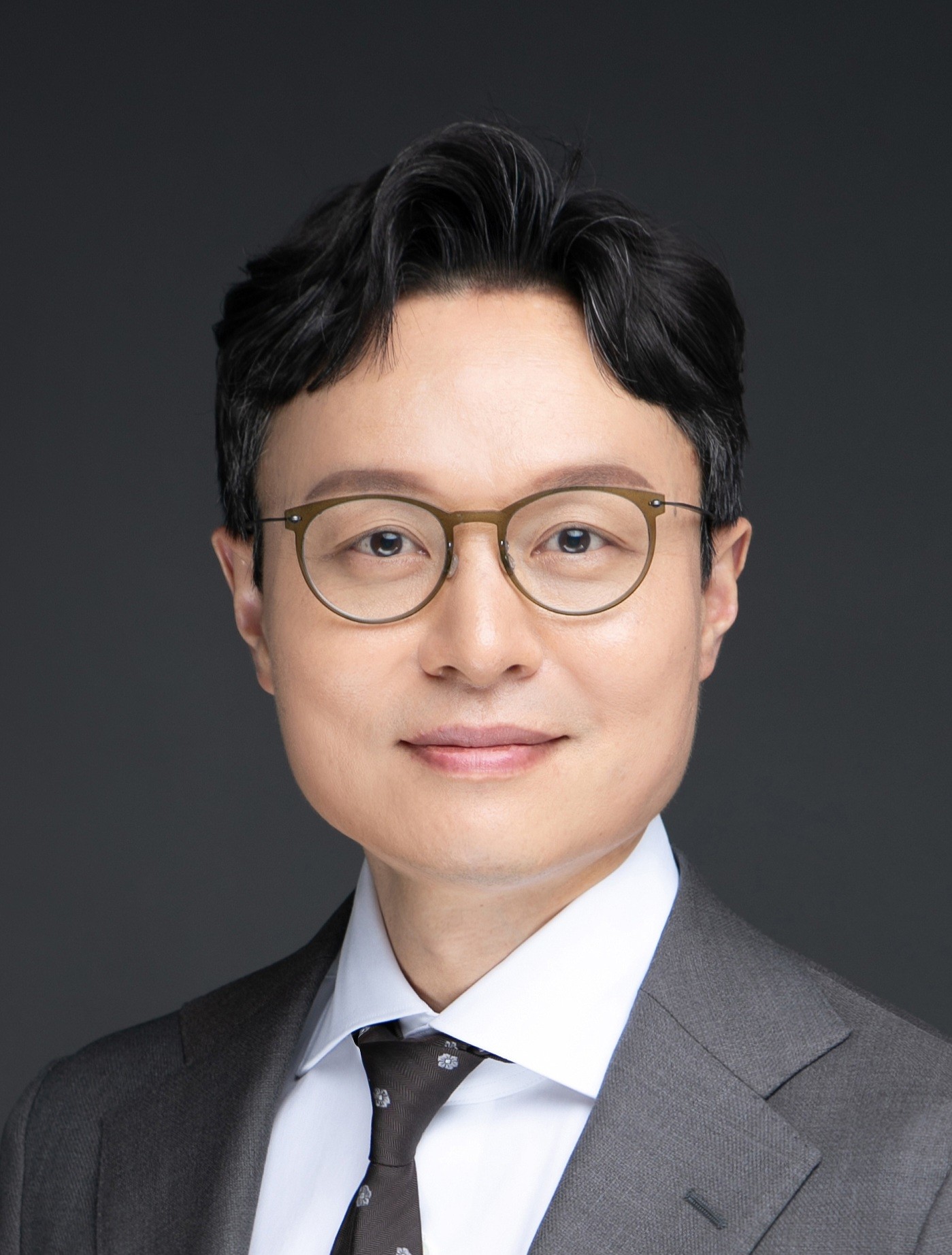 서울대 헌법 박사 수료 및 300건 이상 승소 실적을 보유한 재판소원 헌법재판 전문 김성수 변호사 공식 프로필 사진