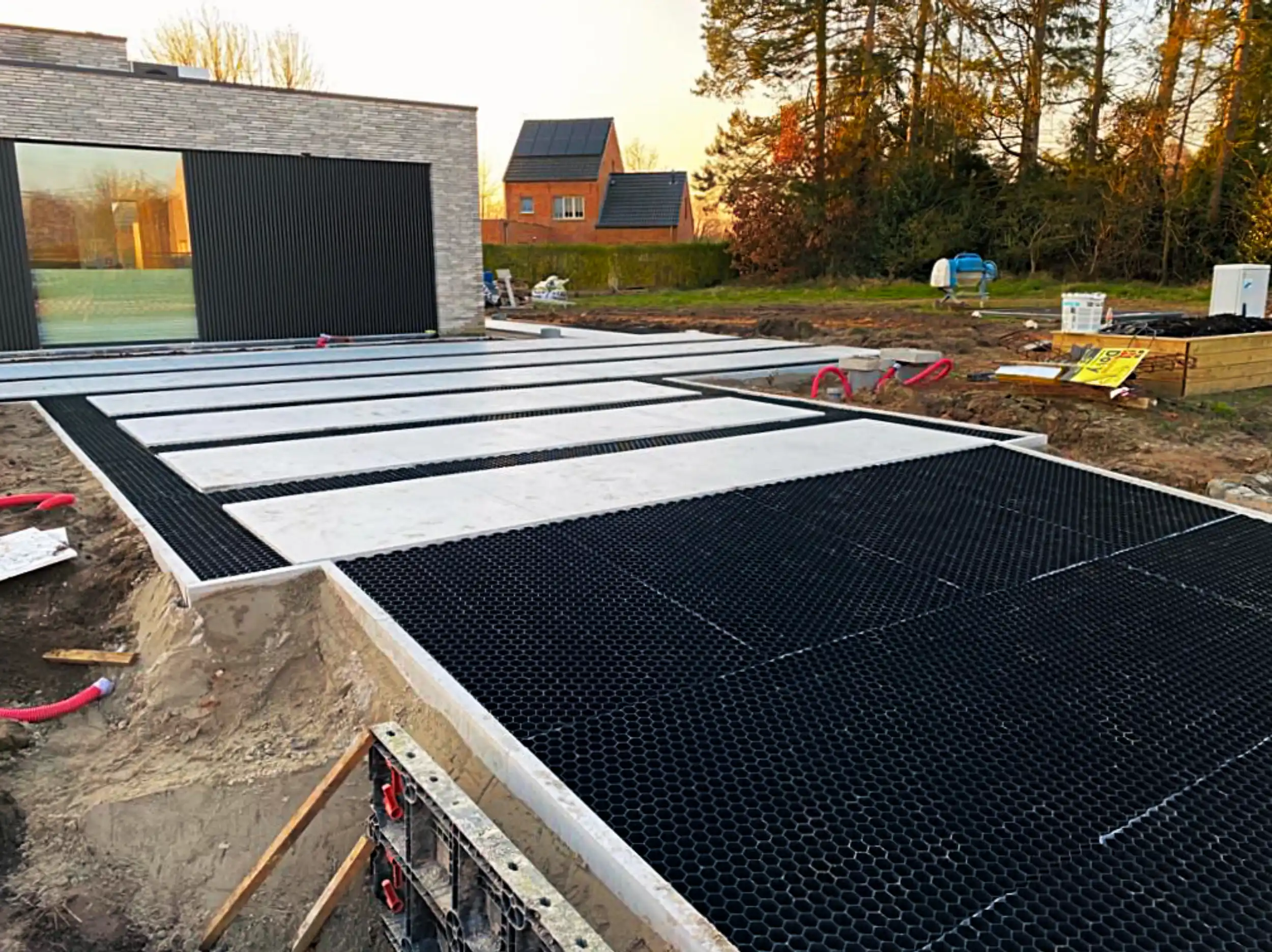 Waterdoorlatende verharding met betontegels.