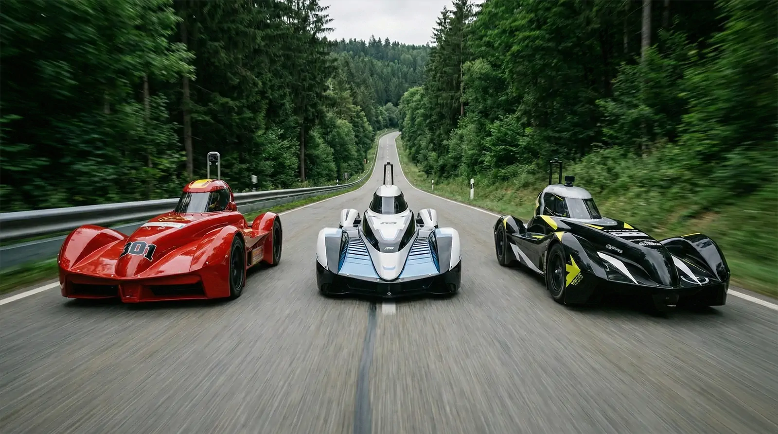 Trois bolides de speed down vus de face en pleine descente sur la route forestière de St-Cergue, Coupe d'Europe 2026