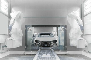 Geschützte Roboter links und rechts einer Fahrzeugkarosserie