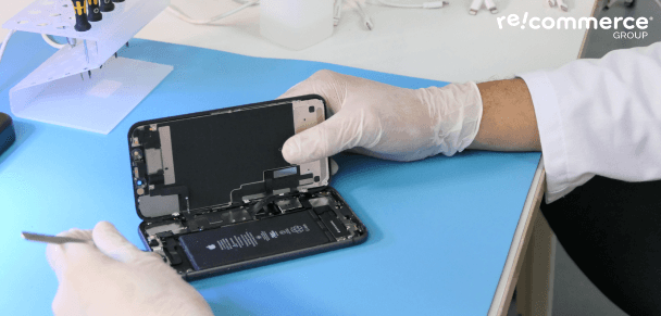 Réparateur qui reconditionne un smartphone 