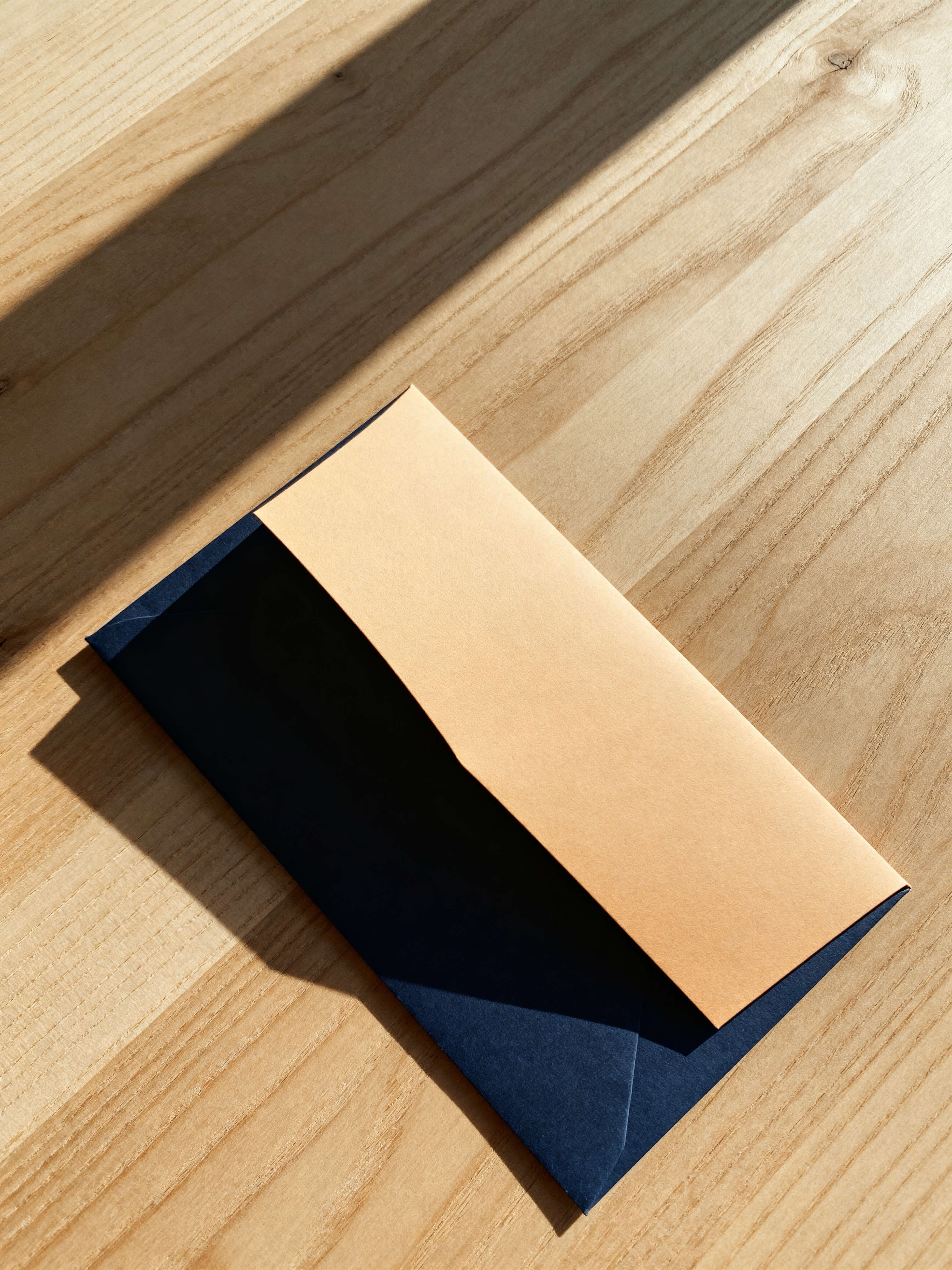 Envelope fechado sobre superfície neutra com luz natural, representando o primeiro contato para contratação de treinamento.