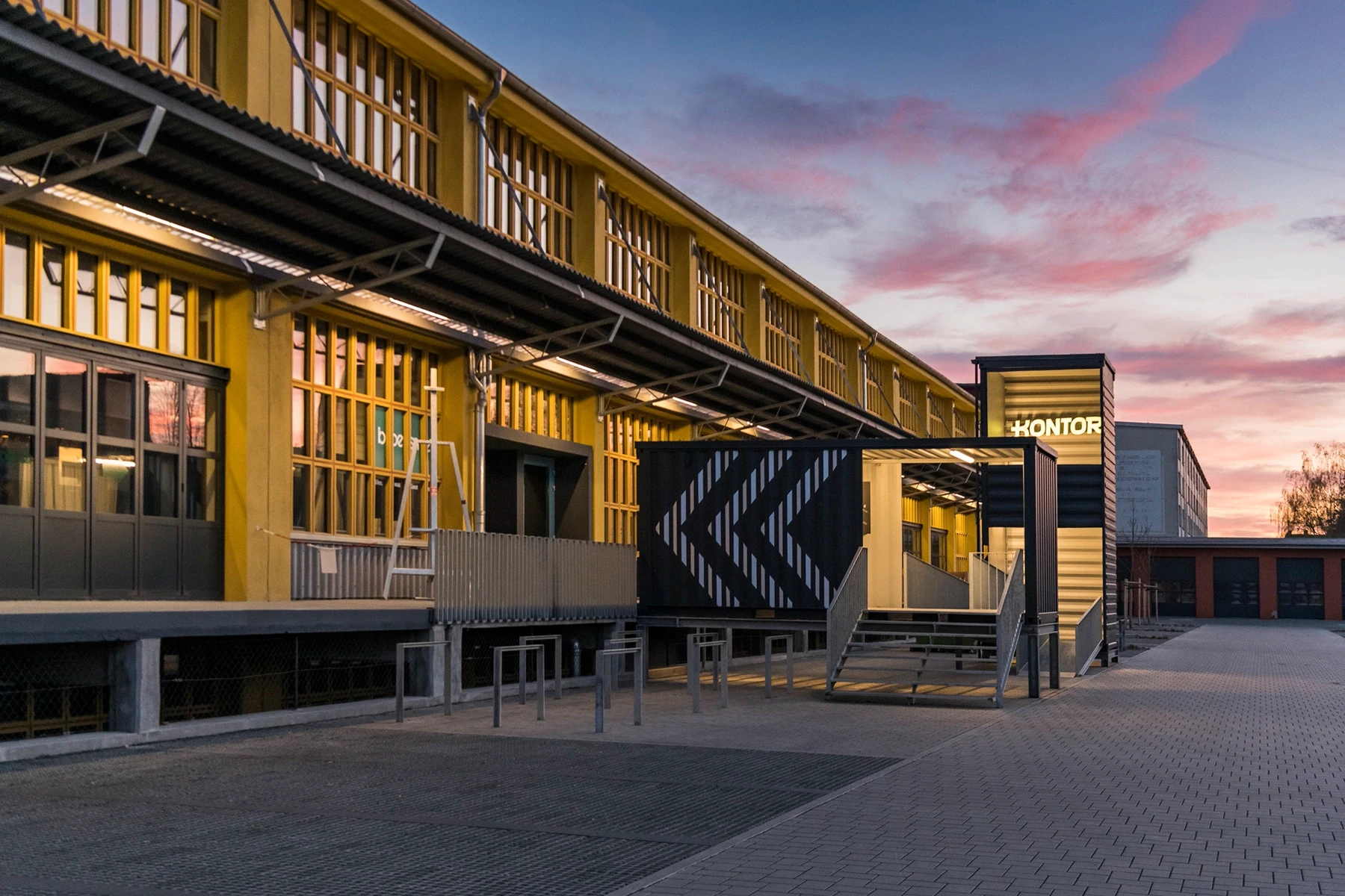 Modern gestaltete gelbe Außenfassade des Kontor-Gebäudes in Erfurt, Standort des Fotostudios Wytspace, mit flexiblen Arbeits- und Kreativräumen