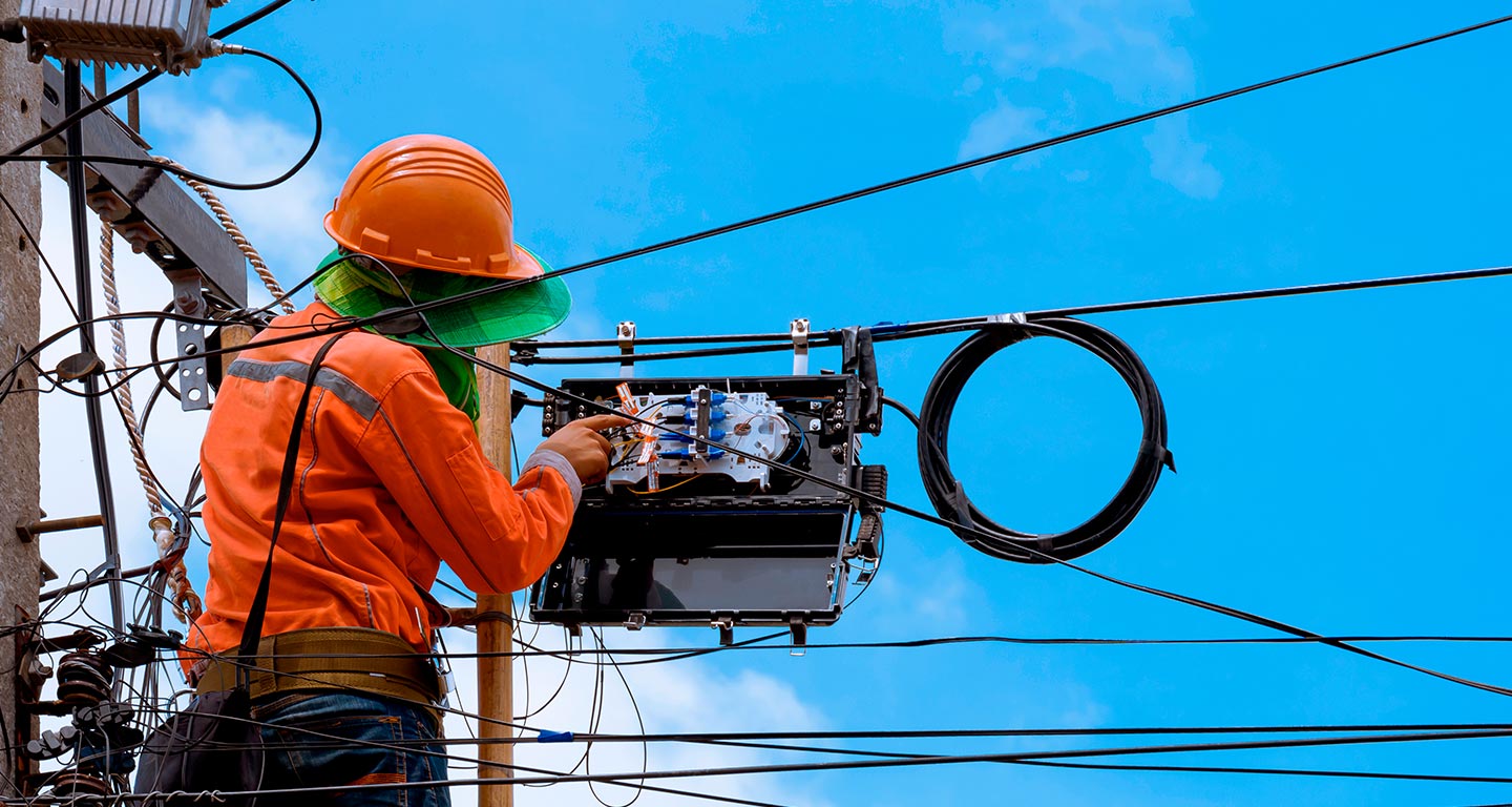 Imagen de tecnico trabajando en los cables