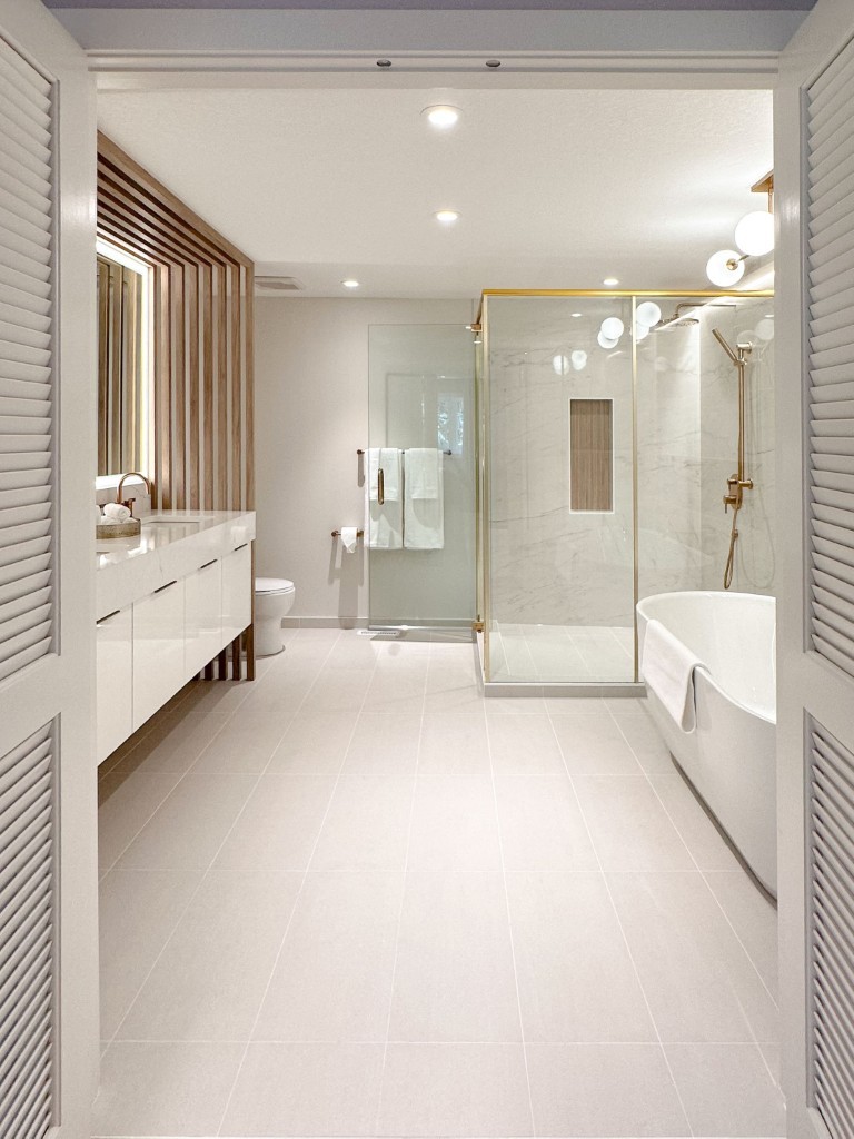 Image of Luxurious primary ensuite bathroom with modern design, KHD Homes' high-end construction and interior design expertise.