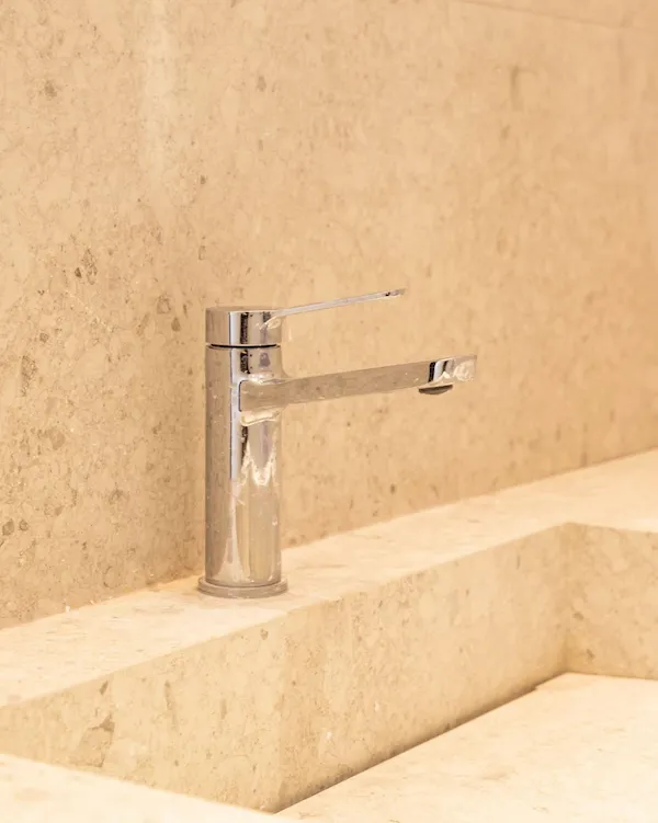 dettaglio di lavabo in marmo