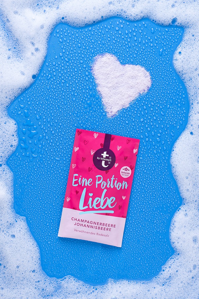 Campaign image of T: by Tetesept with bath salts eine Portion Liebe