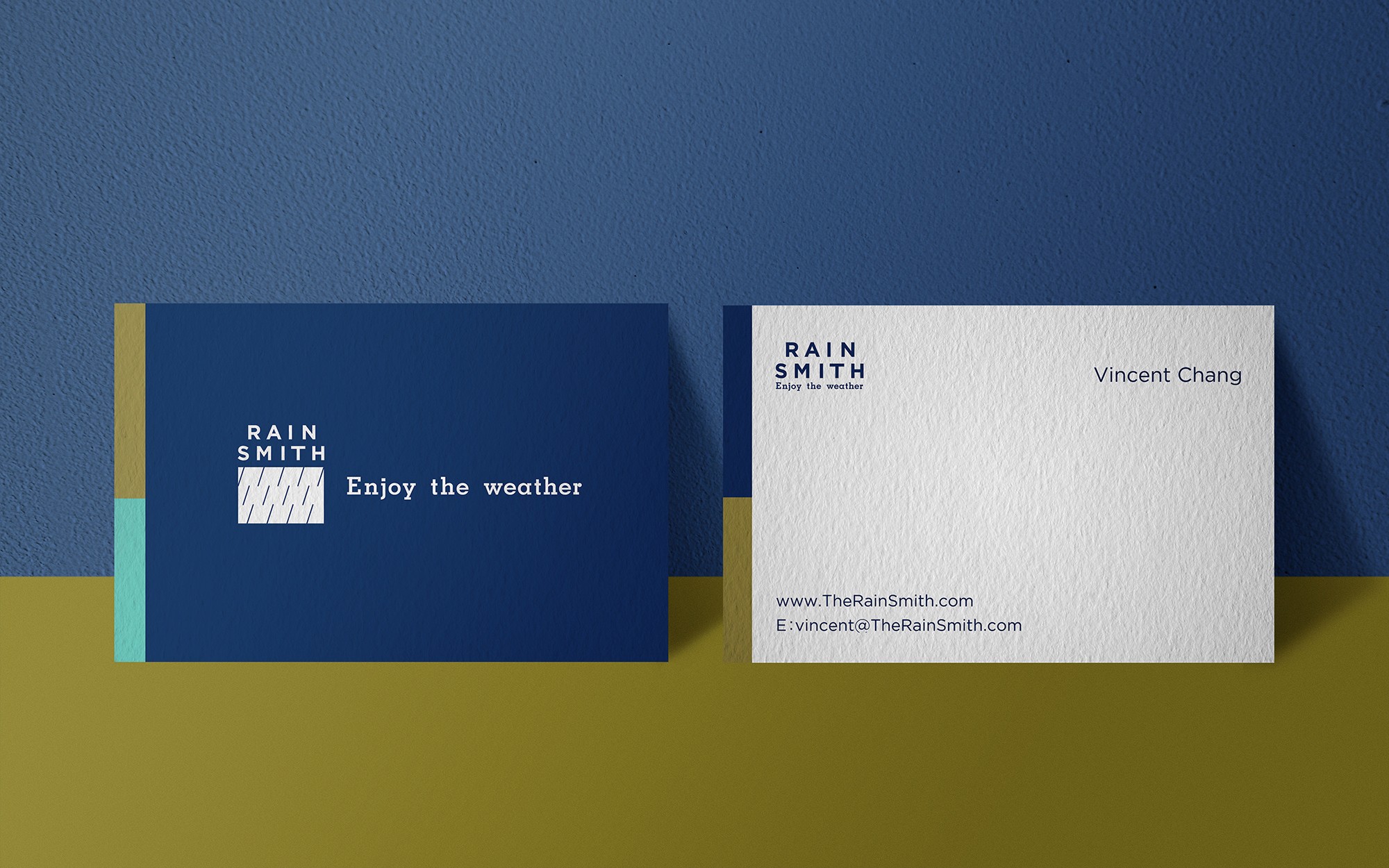 這張圖像展示了 RainSmith 的名片設計,左側深藍色背景有白色品牌識別和 "Enjoy the weather" 字樣,右側白色則顯示聯絡人的資訊。