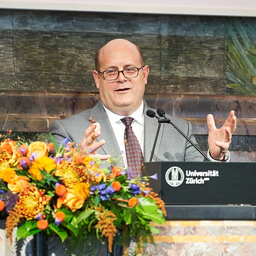 Eric Bettinger delivering the keynote at the University of Zurich event Stepping up, 22 September 2022