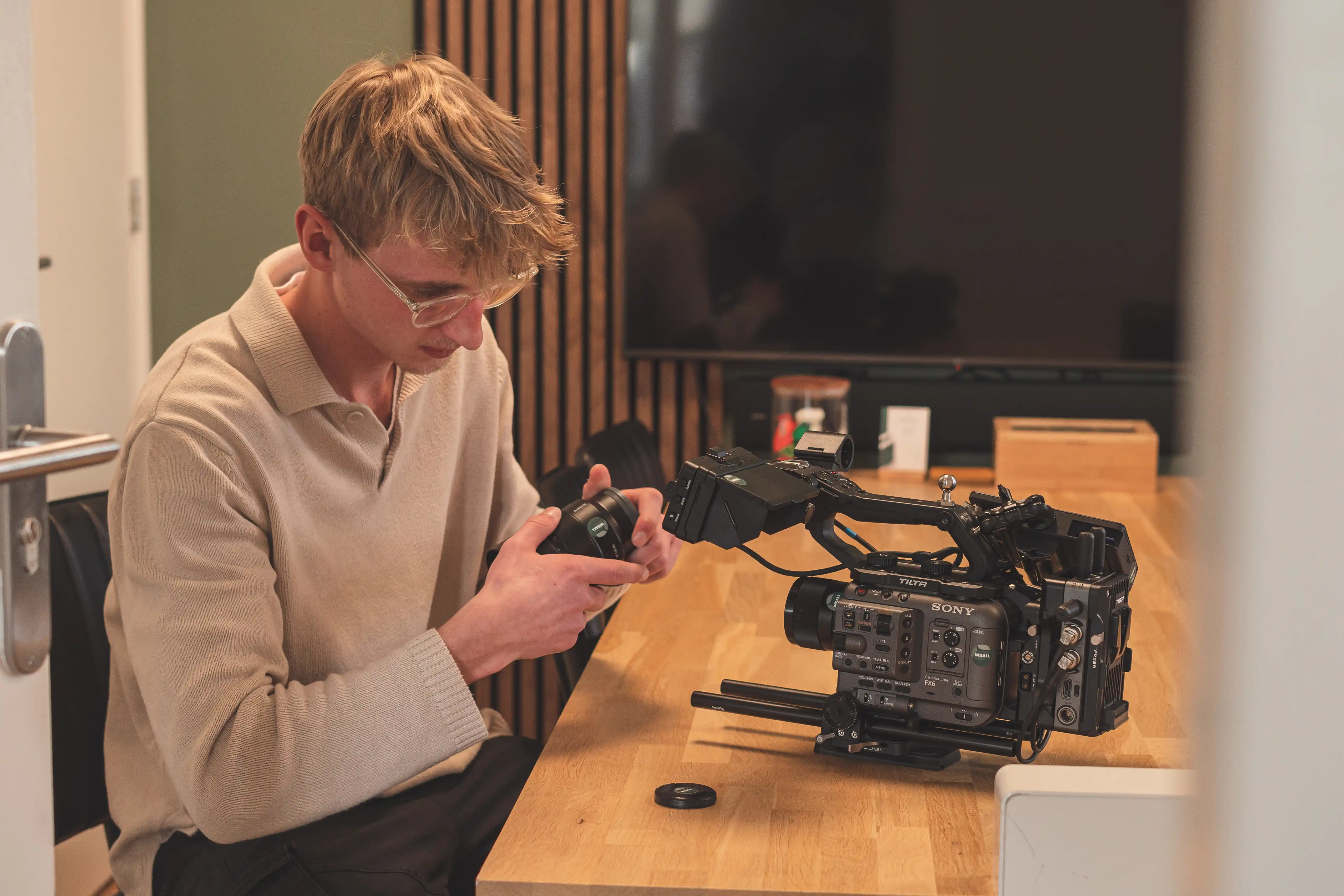 Oprichters Roland en Remco Guijs van mediabedrijf Indall proosten tijdens een viering.