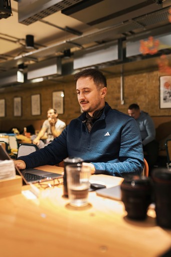 Entreprenör använder factoringtjänst för flexibel företagsfinansiering