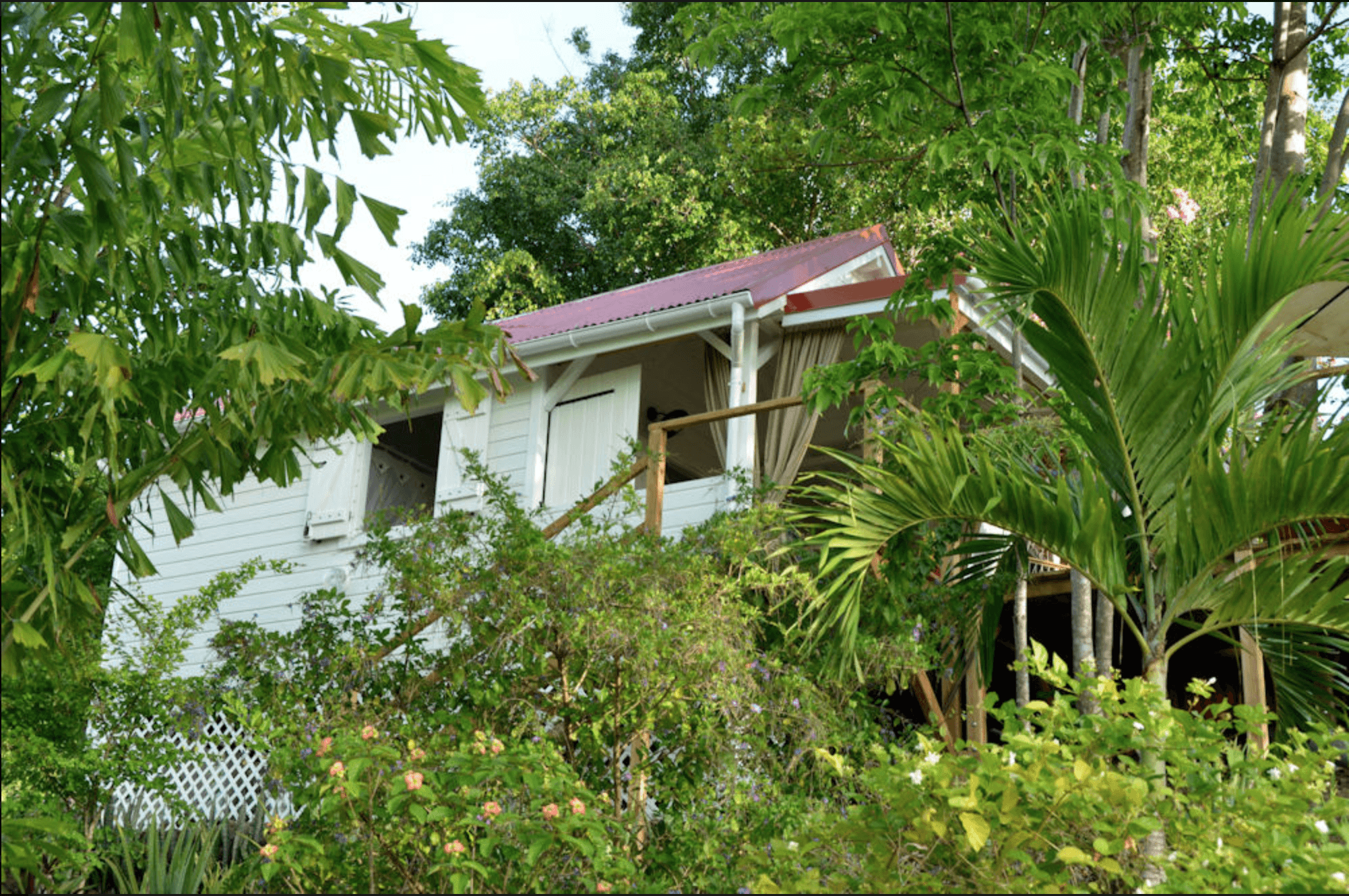 Lodge Rosewood niché au coeur d'un jardin tropical à Vieux-habitants en Guadeloupe
