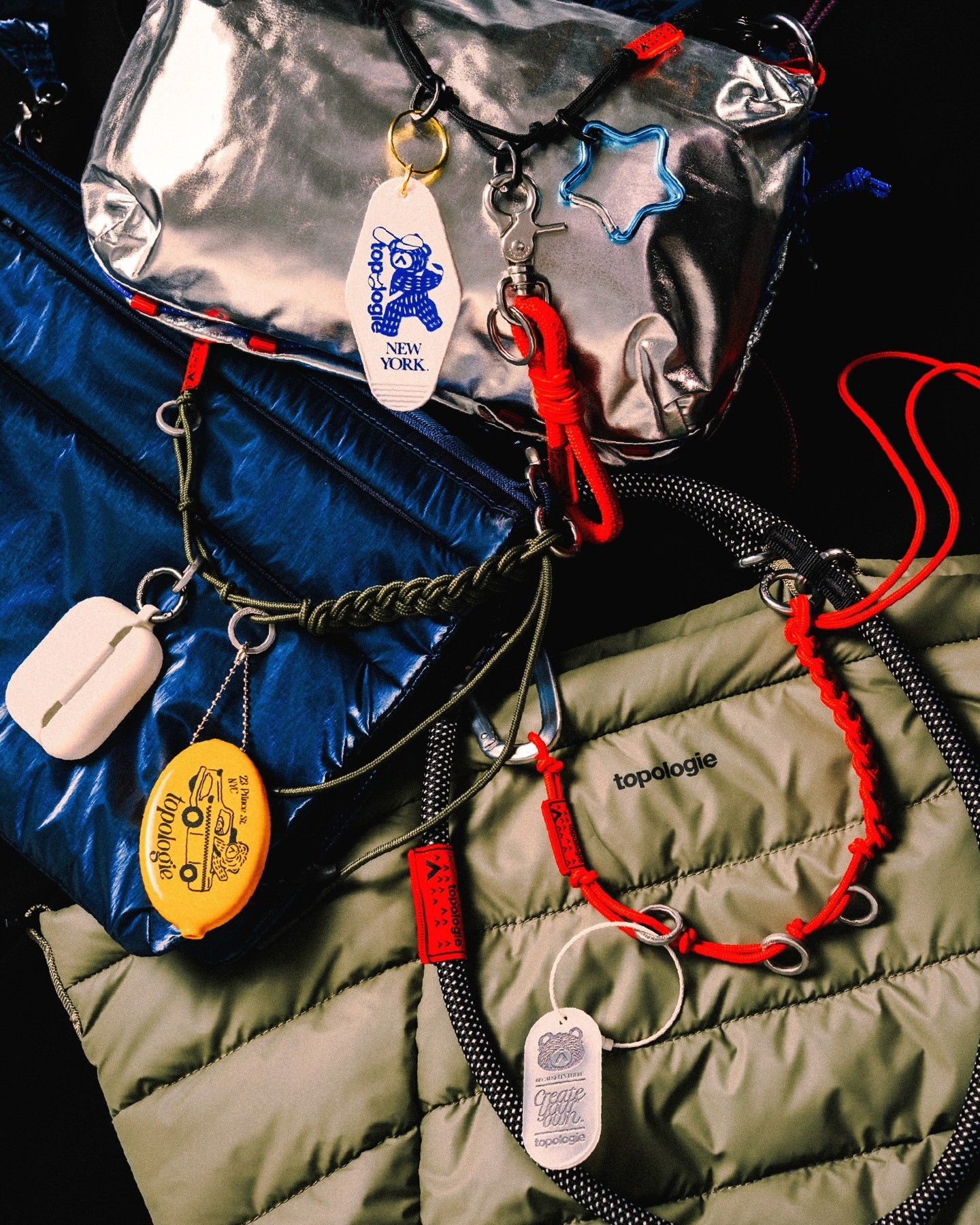 Différents types de sacs de la marque Topologie posés les uns sur les autres