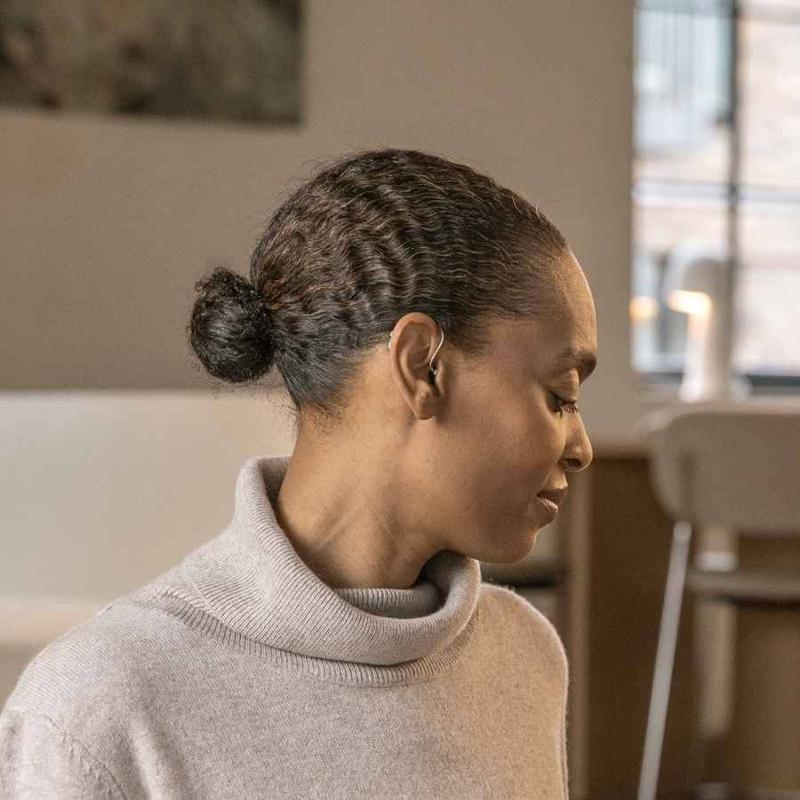 La perte auditive touche près de 6 millions de personnes en France. Qu'elle soit liée à l'âge, au bruit ou à une pathologie, elle impacte la qualité de vie au quotidien. Voici ce qu'il faut savoir pour comprendre votre situation et envisager les solutions adaptées.