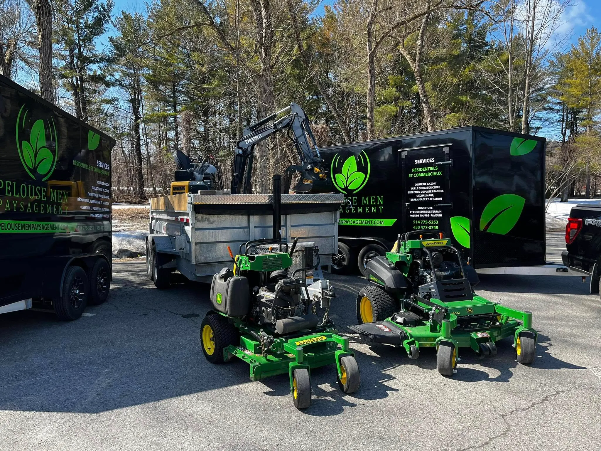 Équipement de tonte et camions de Pelouse Men Paysagement stationnés pour l’entretien d’un terrain résidentiel.