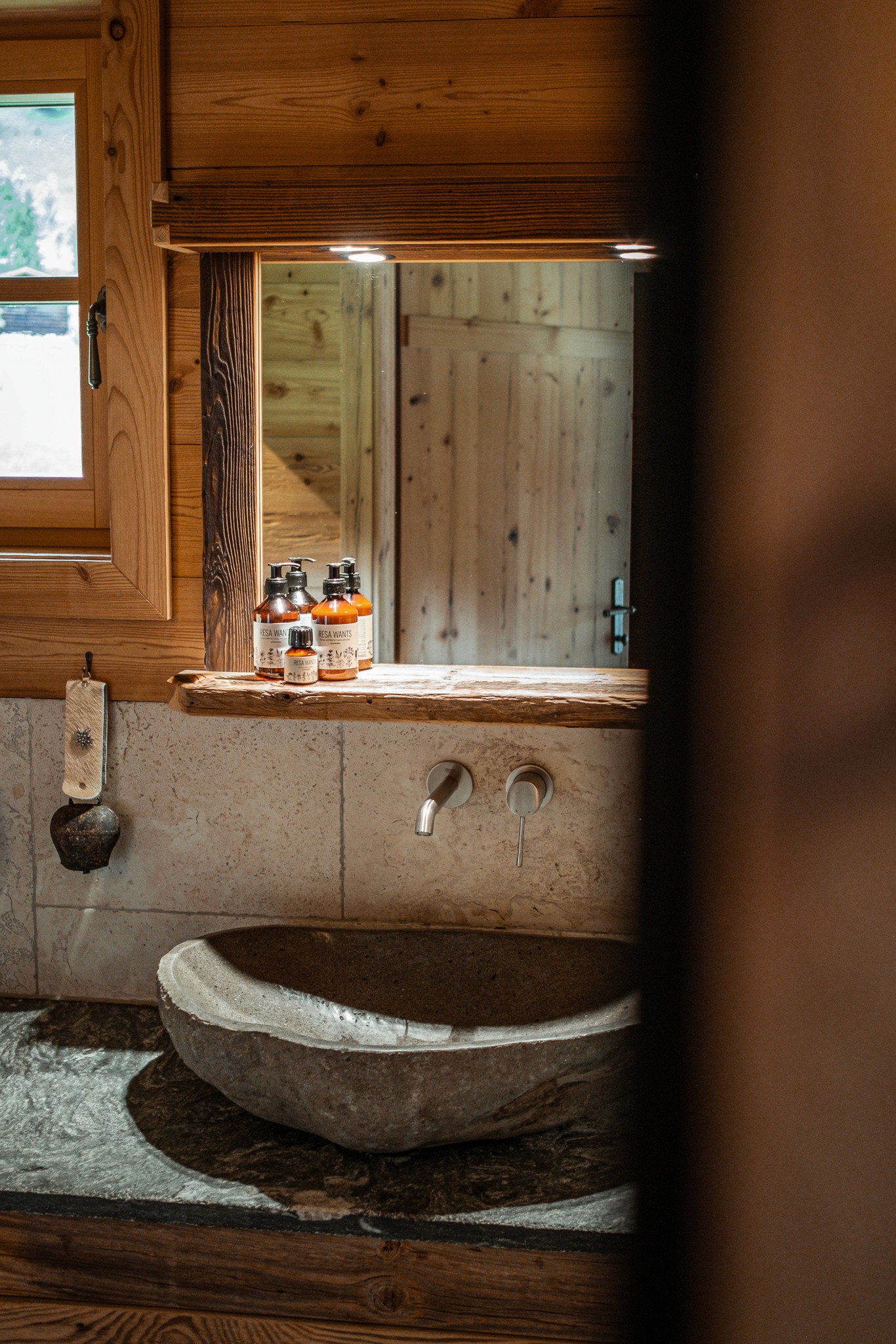 Traditionelles Waschbecken aus Naturstein – nachhaltige Details in der Chalet-Ausstattung