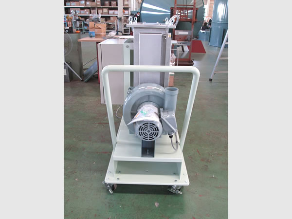 ファンを下に設置して重心を低くしてバランスよく設計