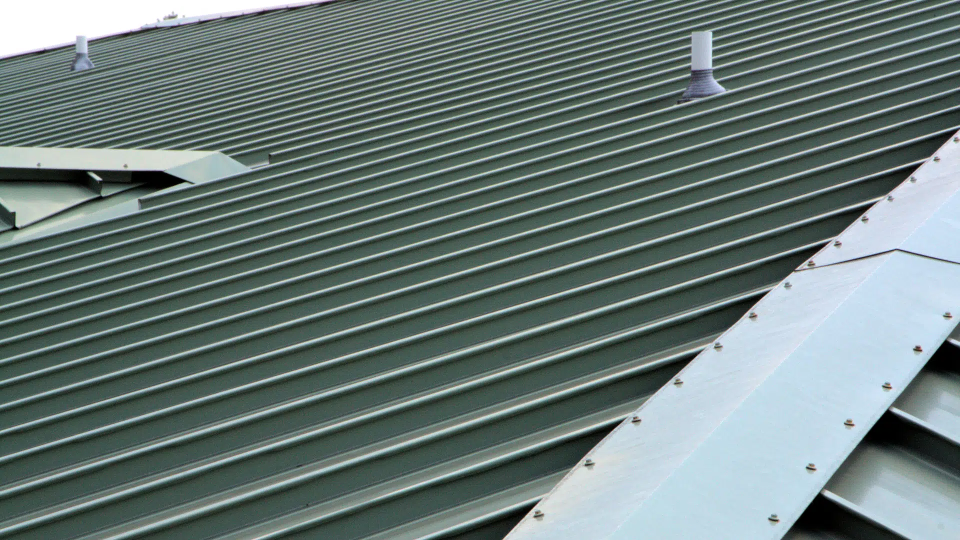 Metal Roofing vs Shingle Roofing: An Honest Comparison