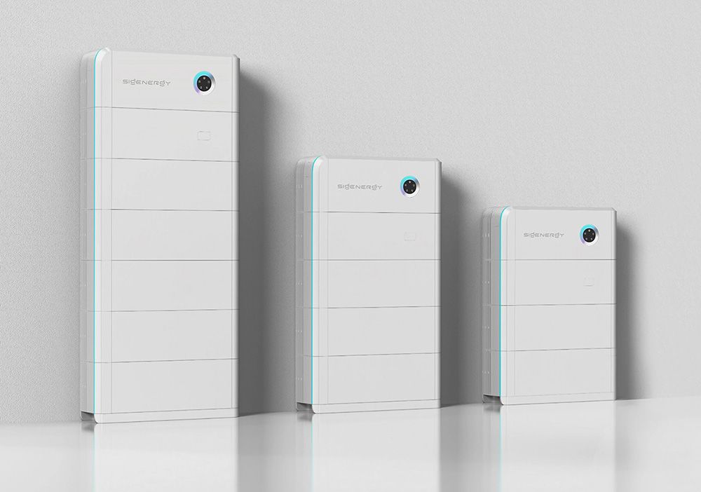 Drei modulare Gewerbespeicher-Systeme von Sigenergy in verschiedenen Größen. Beispiel für Batteriespeicher, die durch Eigenverbrauchsoptimierung und Lastspitzenkappung Ersparnisse generieren können.
