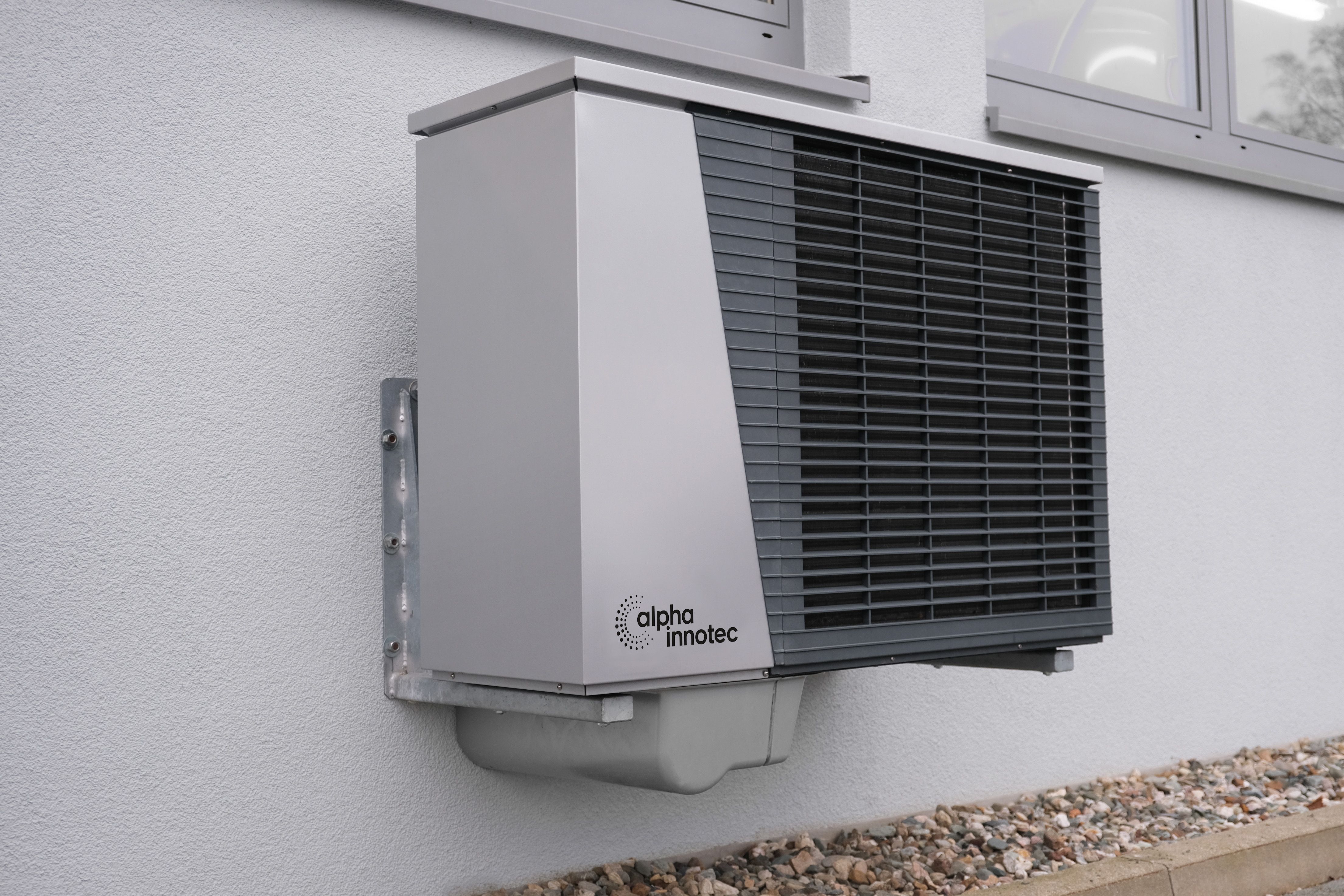 Samsung heat pump indoor controller displaying E911 error code and indoor address 200000 on screen