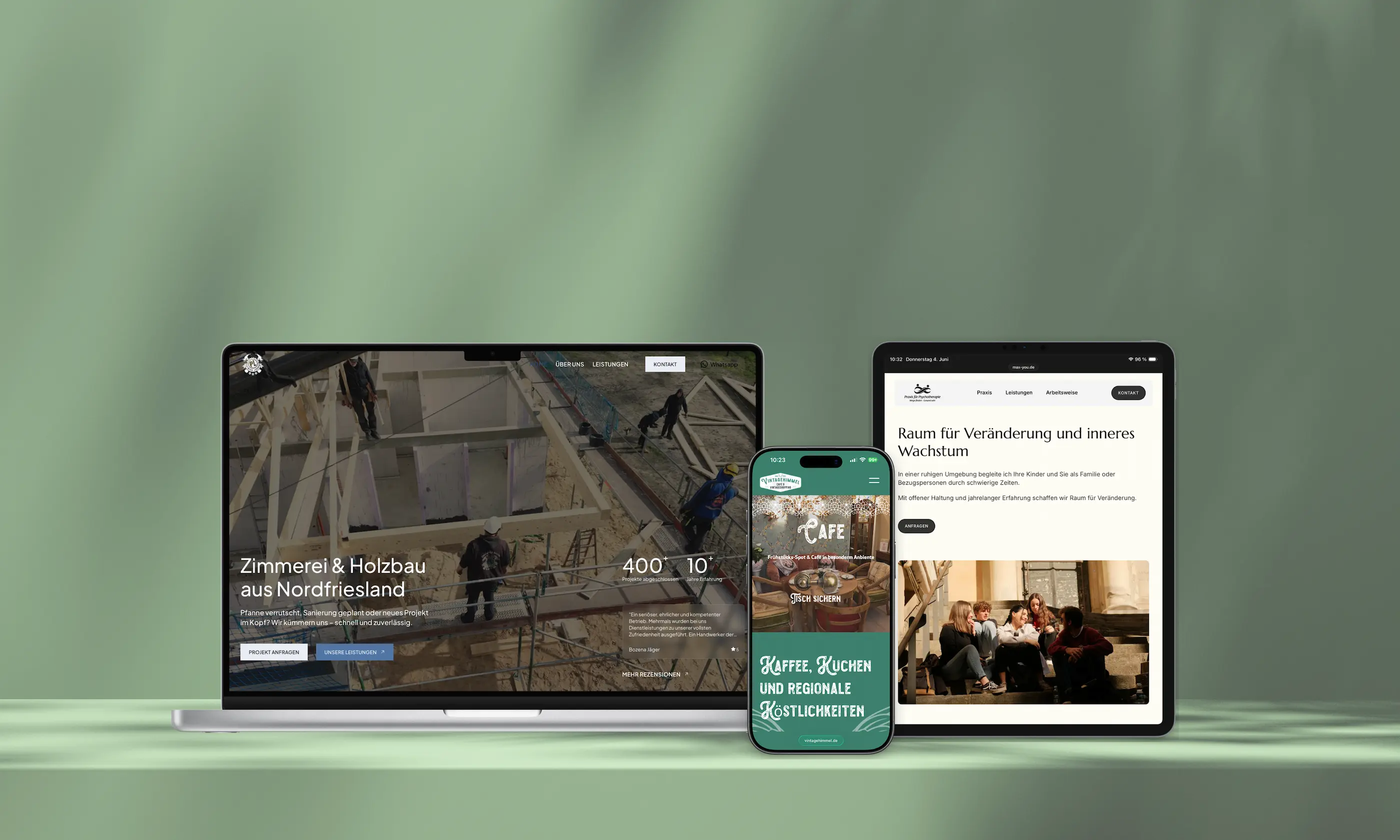 3 Mockups verschiedener Webseiten auf einem Grünen Hintergrund