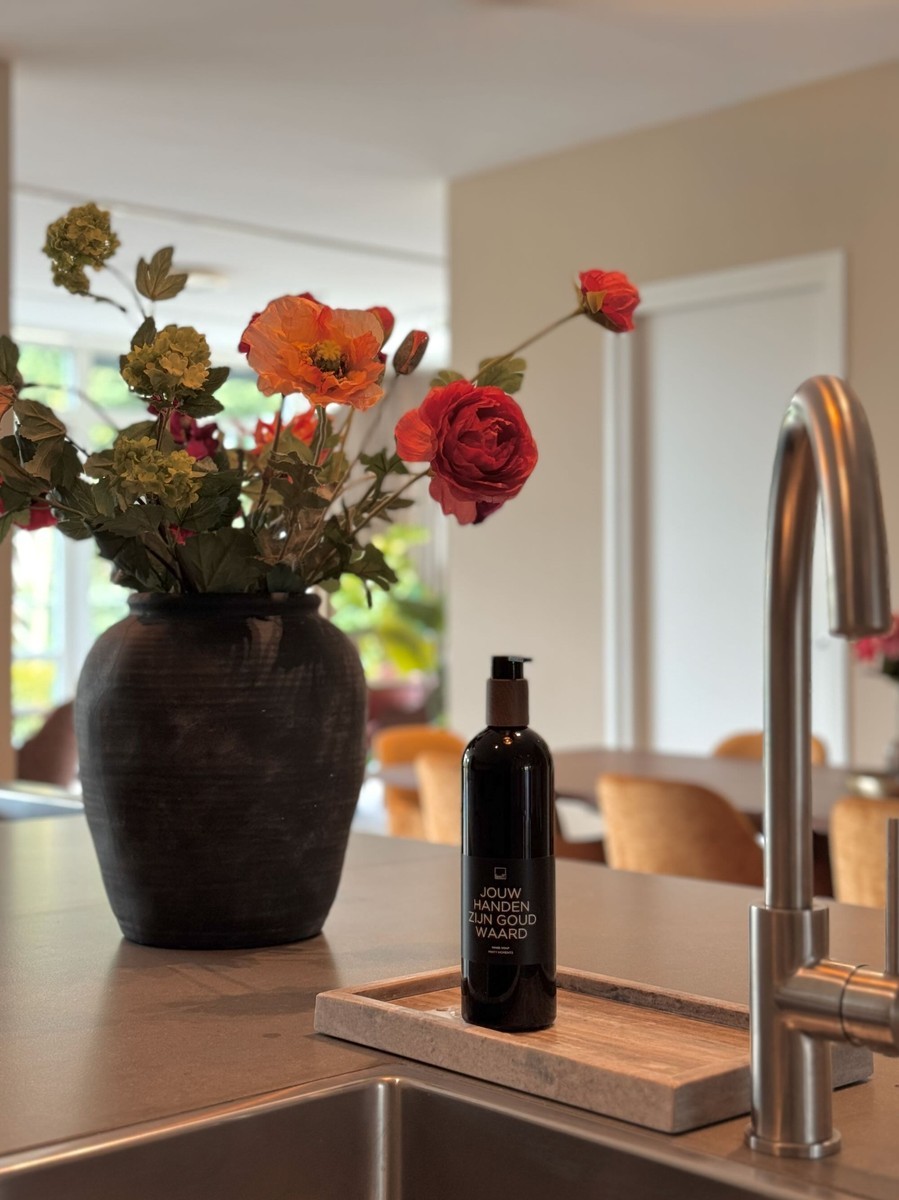 bloemen in zwarte pot op keuken