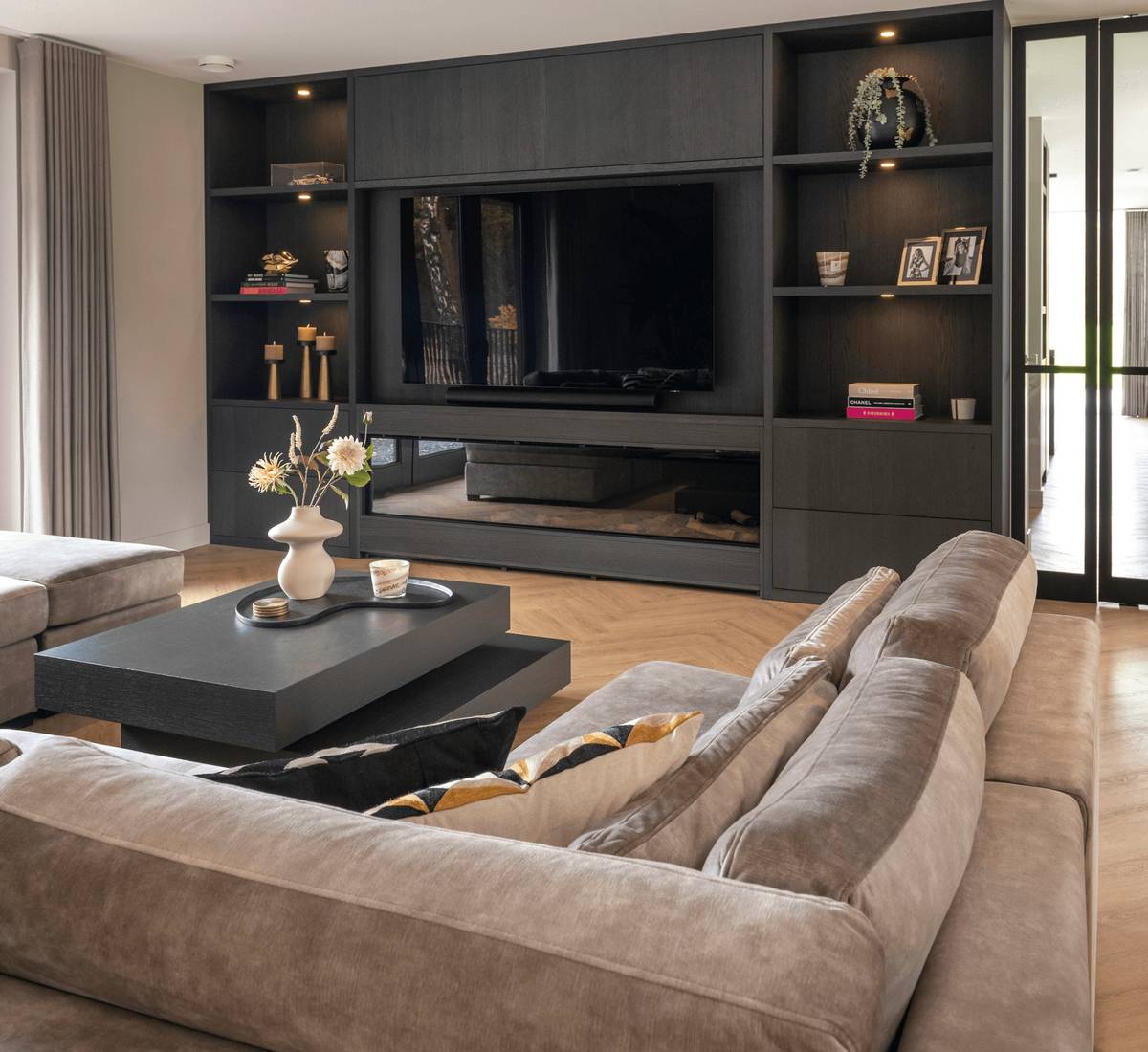 tvkast zwart met gashaard en vakken, cinewall