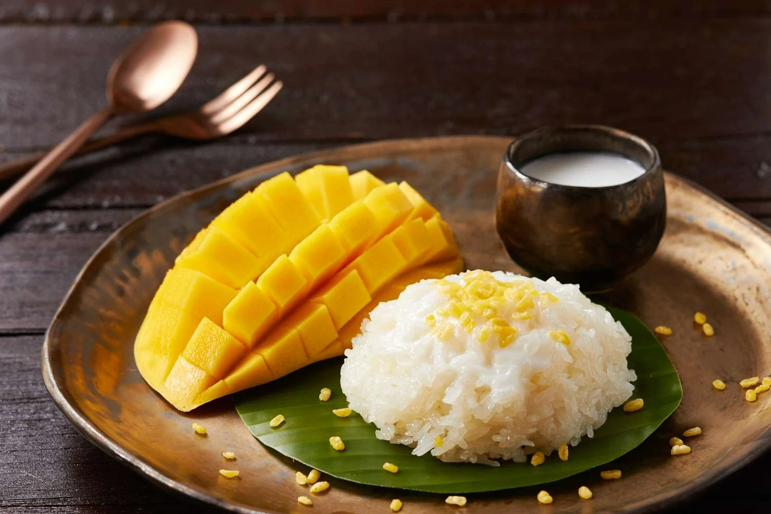 Mango sticky rice dessert plate.