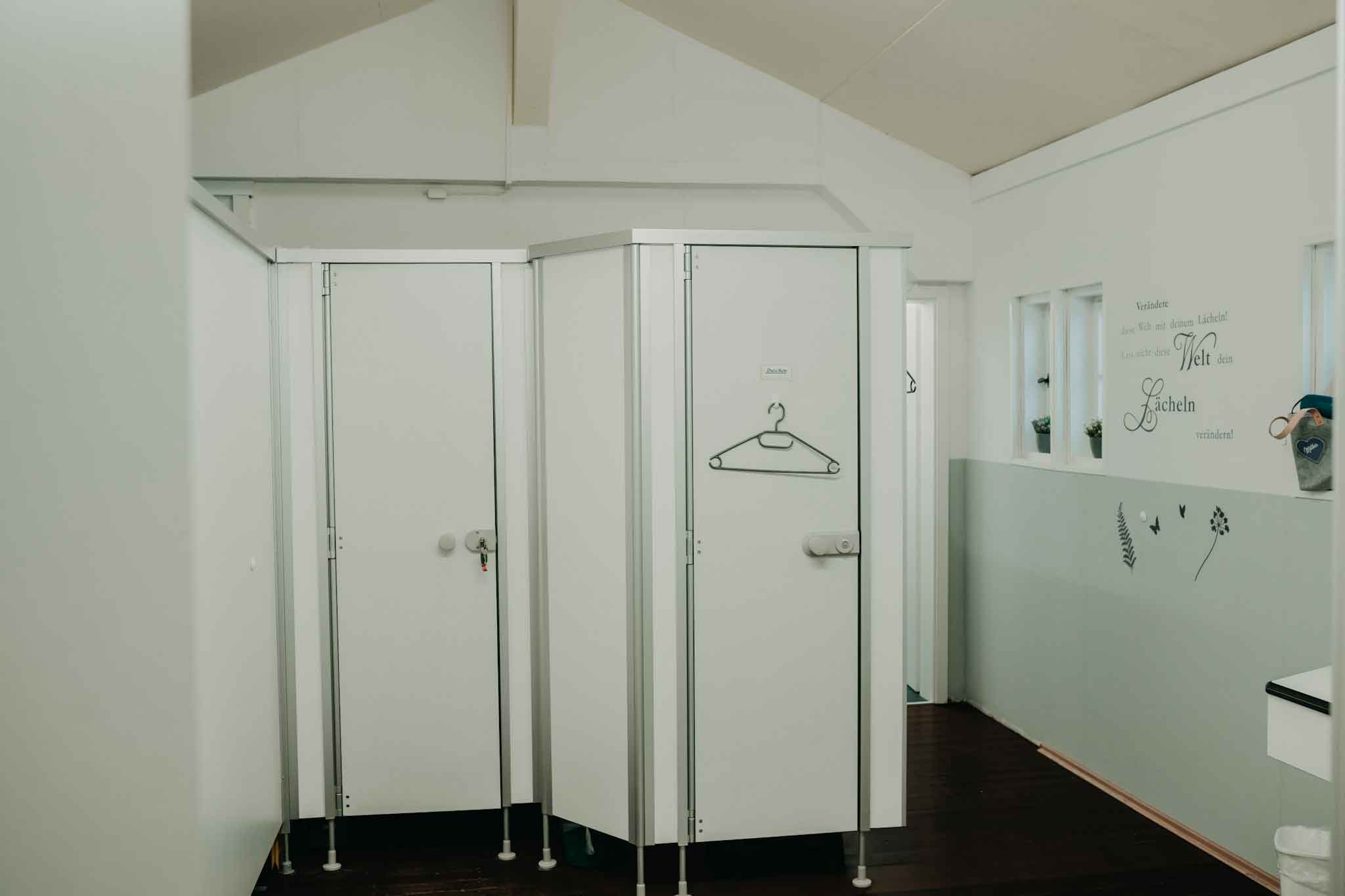 Toiletten im Sanitärbereich