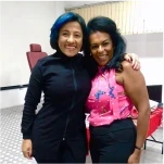 Foto da aluna Simone Alves ao lado da curadora Cláudia Matta
