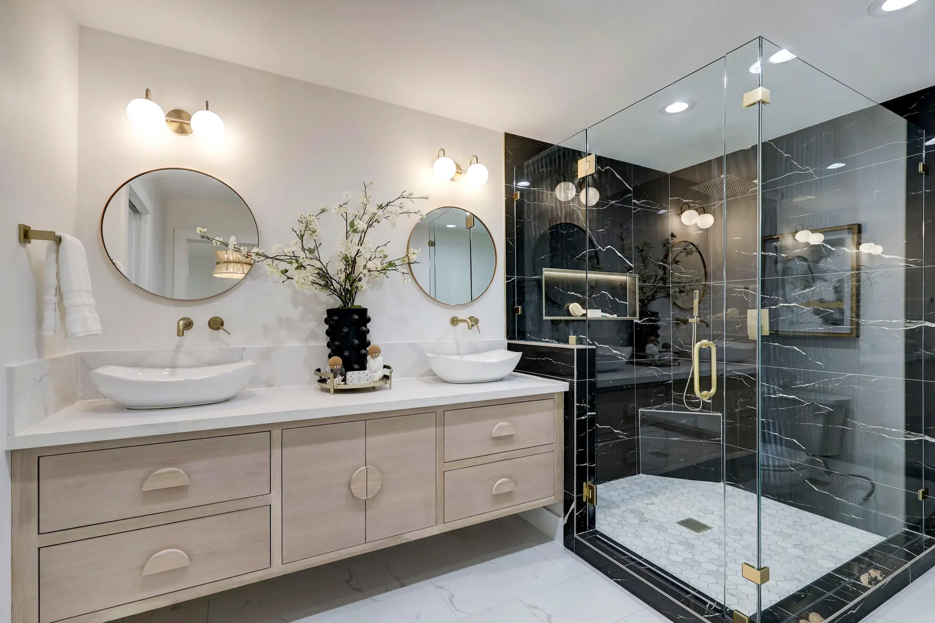 Frameless shower, black marble