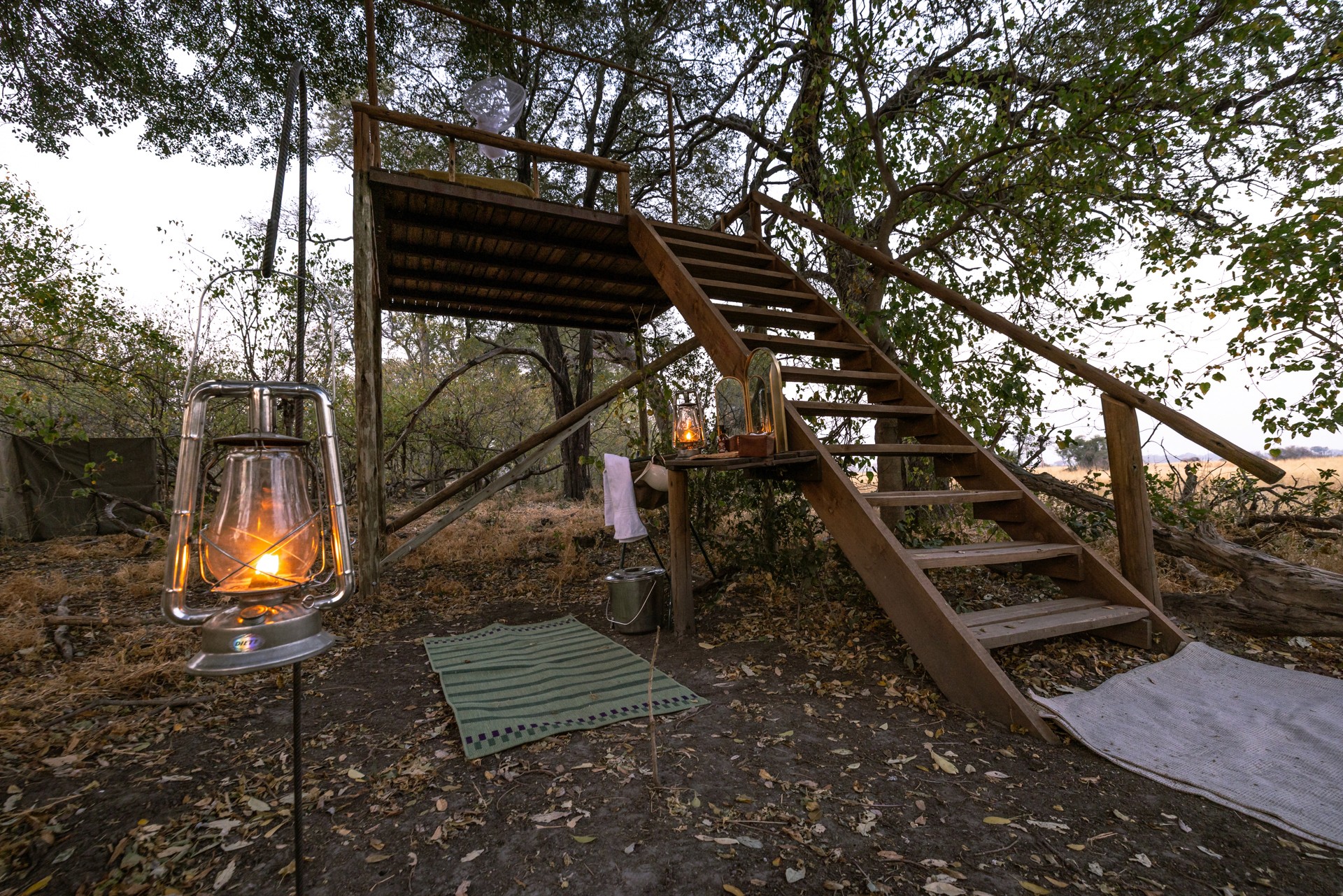 Kujwana Delta Ride, Okavango Delta, Botswana – ridsemester med sängar på upphöjda plattformar under bar stjärnhimmel. Myggnät omger plattformarna och en trappa leder upp till sovplatsen.