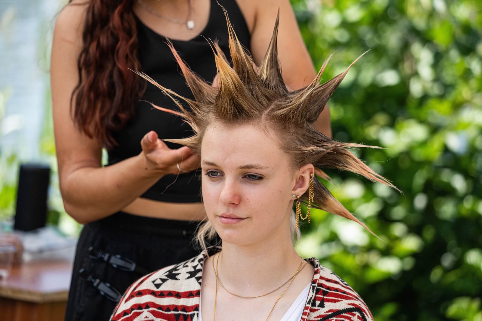 Festivalové číro na hlavě mladé návštěvnice