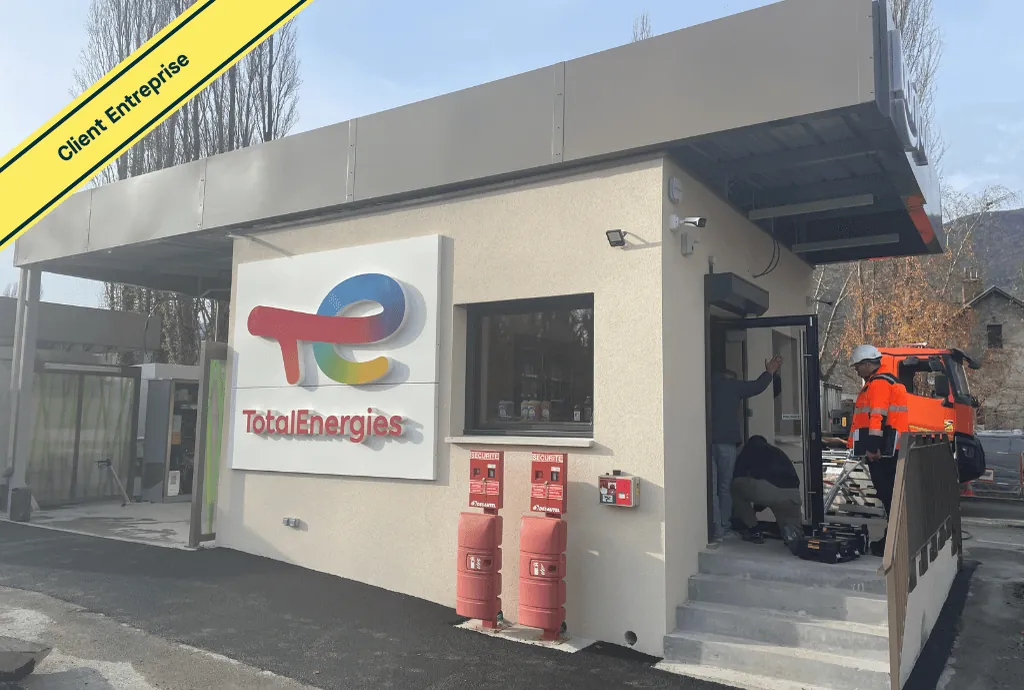Photo d'un toit d’une entreprise à La Tronche en France équipée de panneaux photovoltaïques dont l'installation a été faite par Solarock.