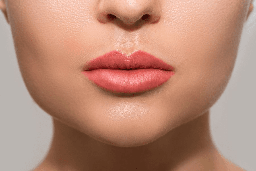 Dáng môi trên mỏng môi dưới dày tạo nên nét cân đối đặc trưng