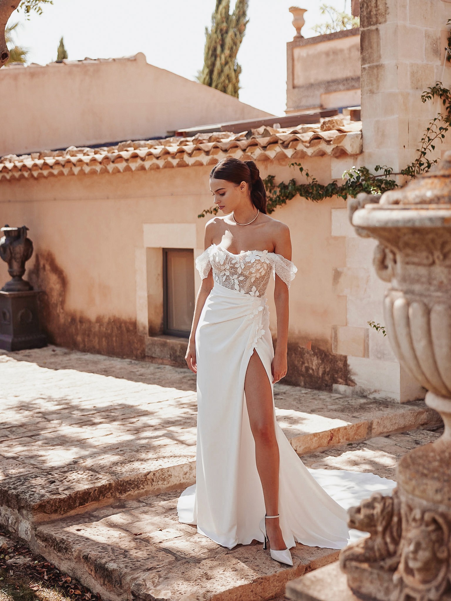 Fit & Flare Brautkleid von Modeca mit figurbetontem Schnitt und cleanem Rock